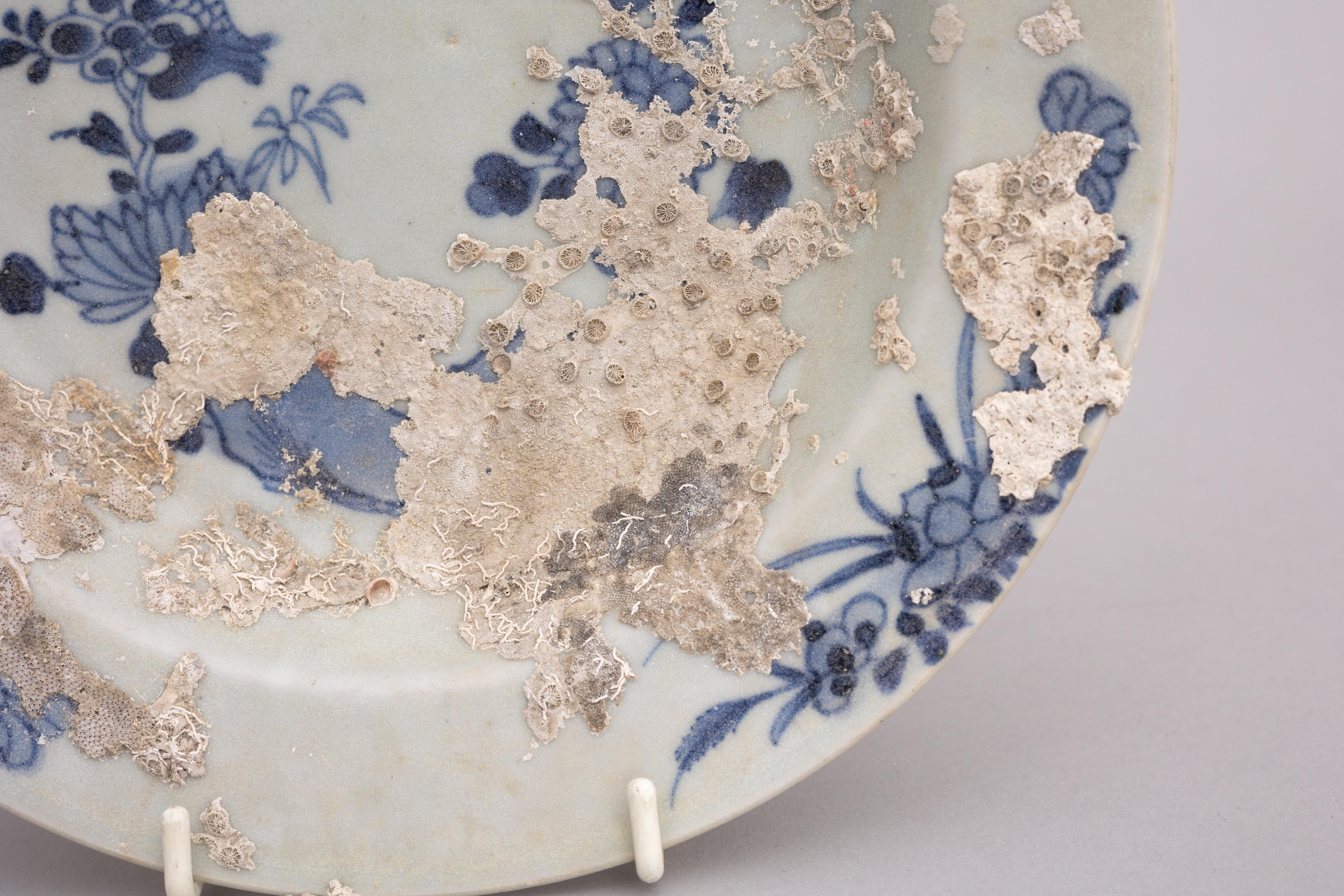 XVIIIe siècle et antérieur Plat en porcelaine chinoise du 18ème siècle en forme de naufrage