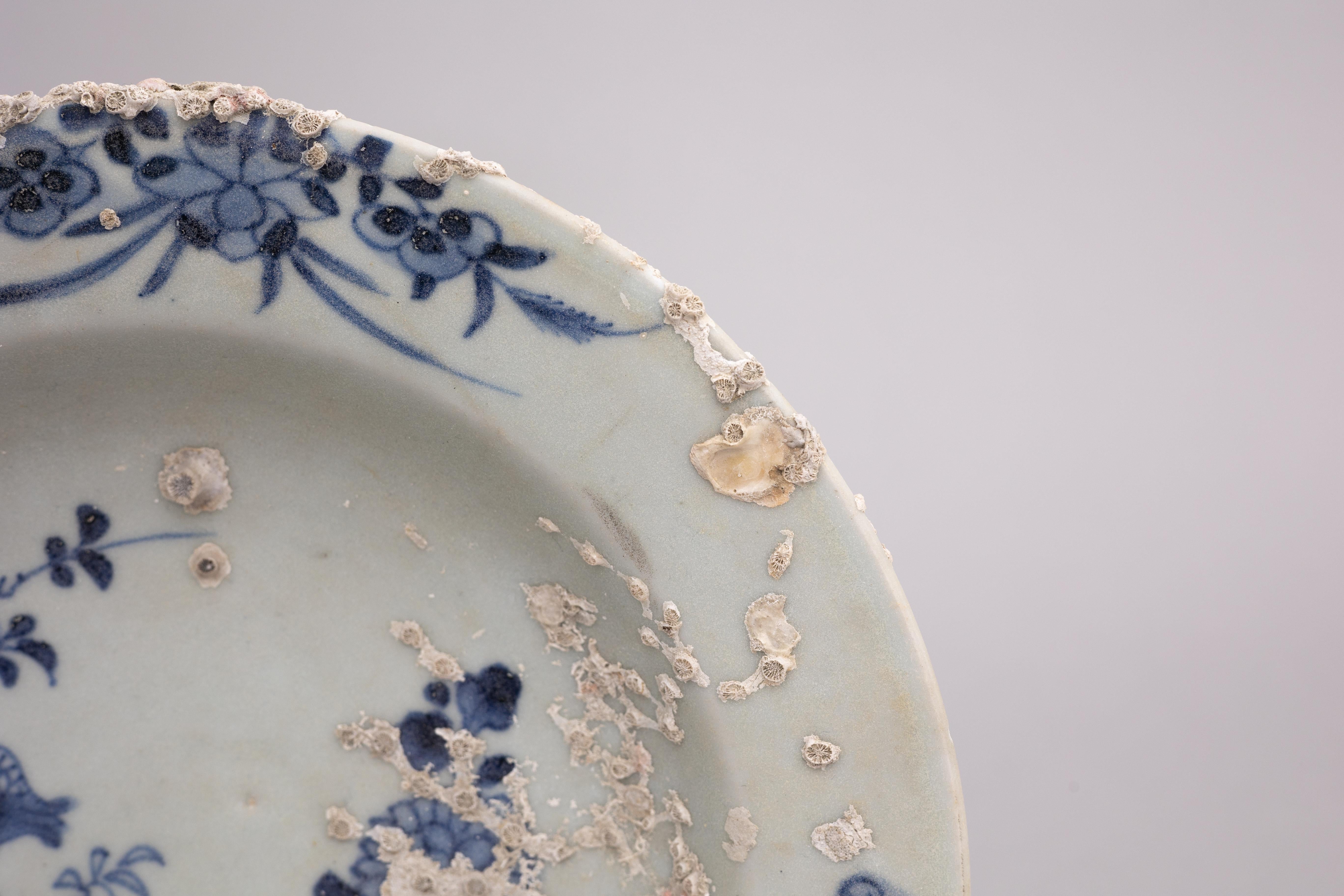 Porcelaine Plat en porcelaine chinoise du 18ème siècle en forme de naufrage