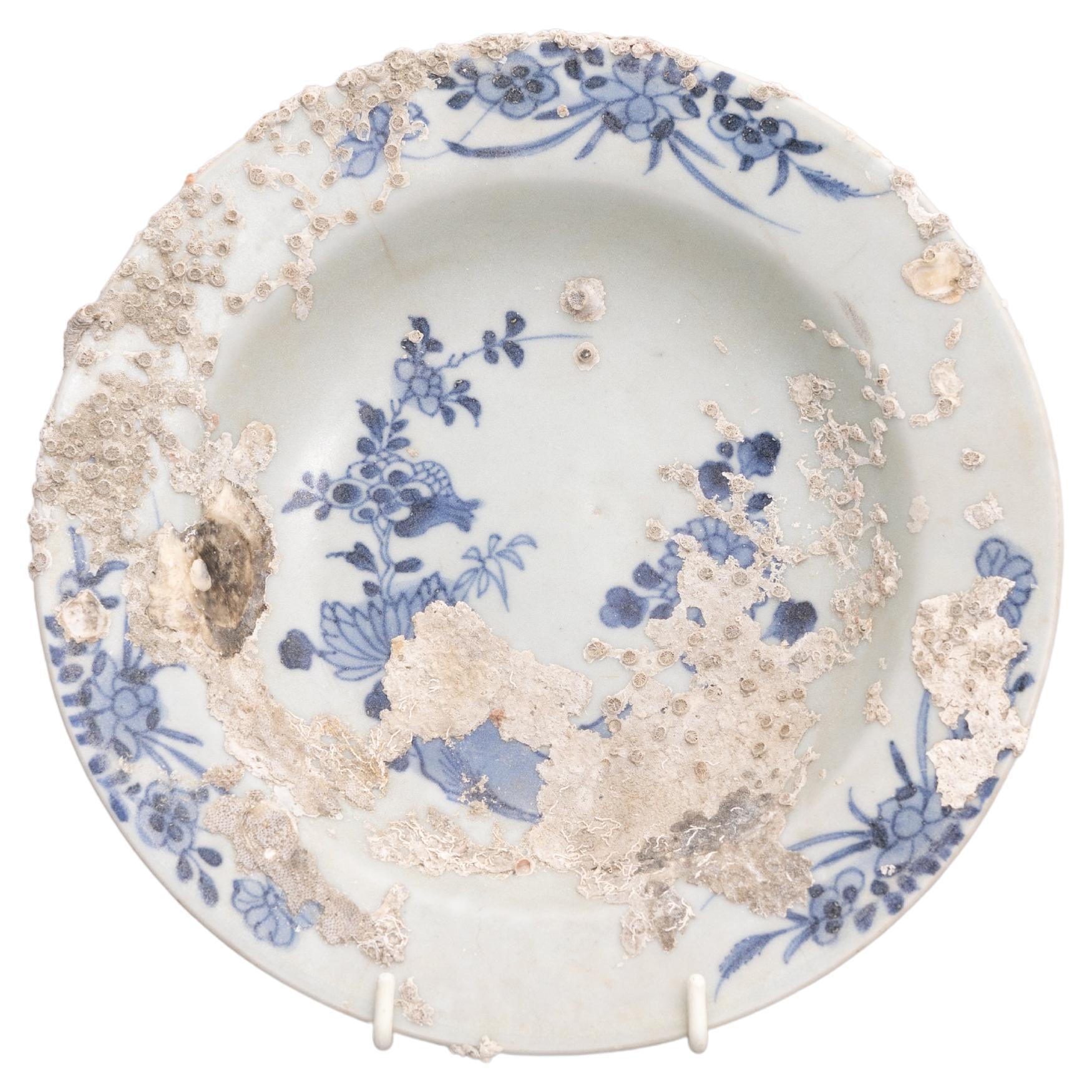Plat en porcelaine chinoise du 18ème siècle en forme de naufrage