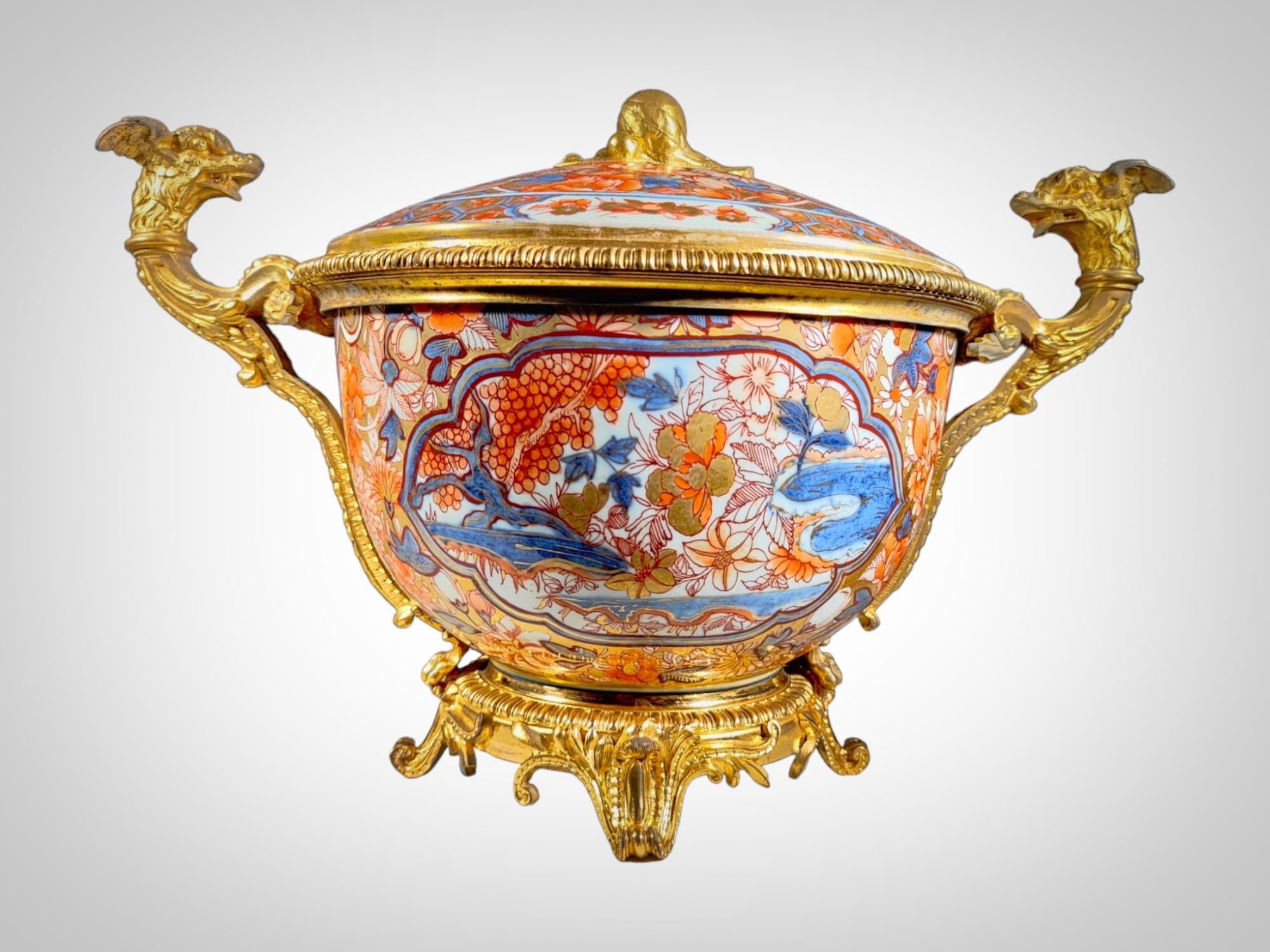 18th Century Chinese Soup Tureen: Imari Elegance with 19th Century French Gilt B In Good Condition For Sale In Madrid, ES