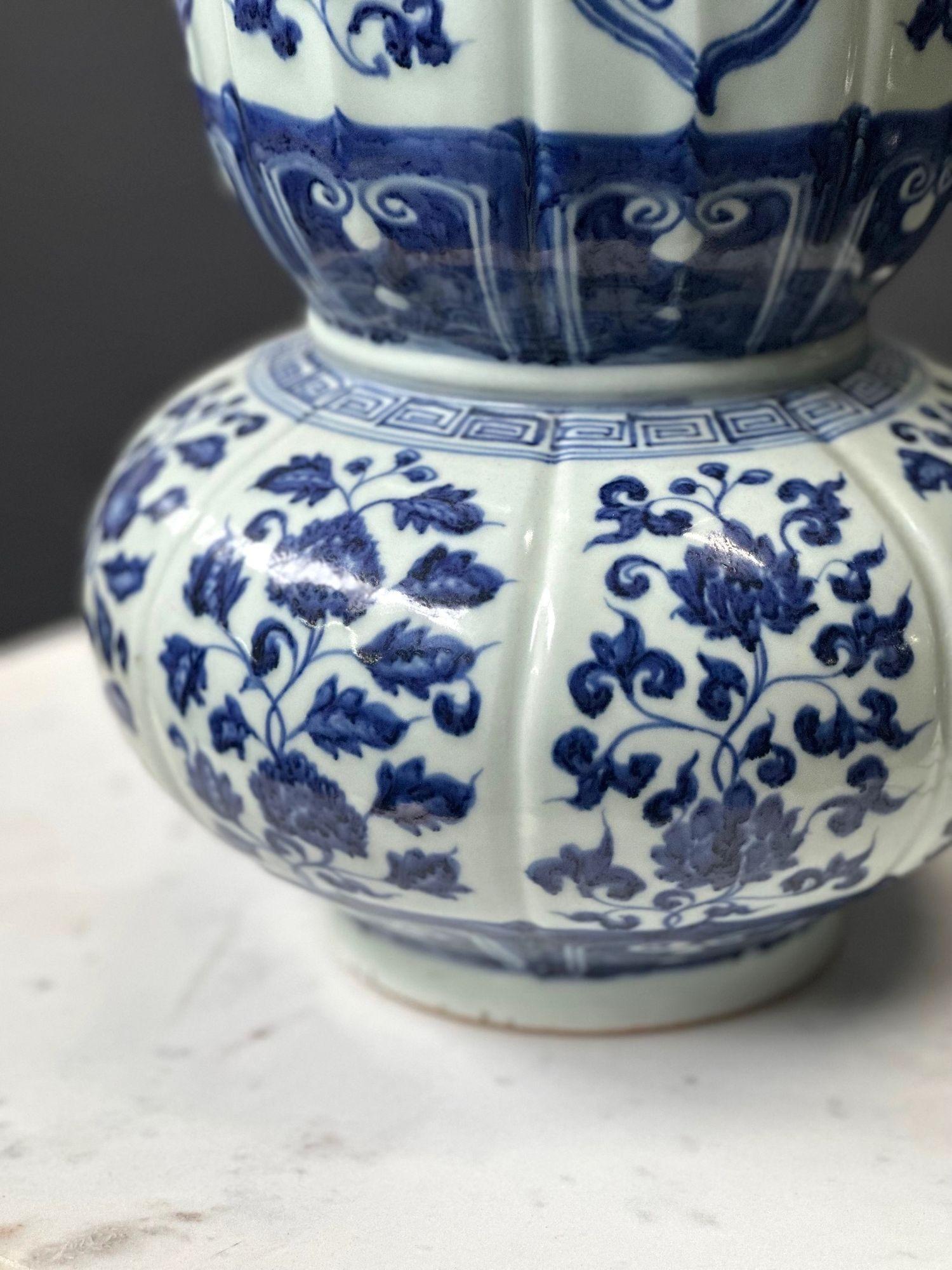 18th Century Chinese White Porcelain Vase In Good Condition For Sale In Los Angeles, CA
