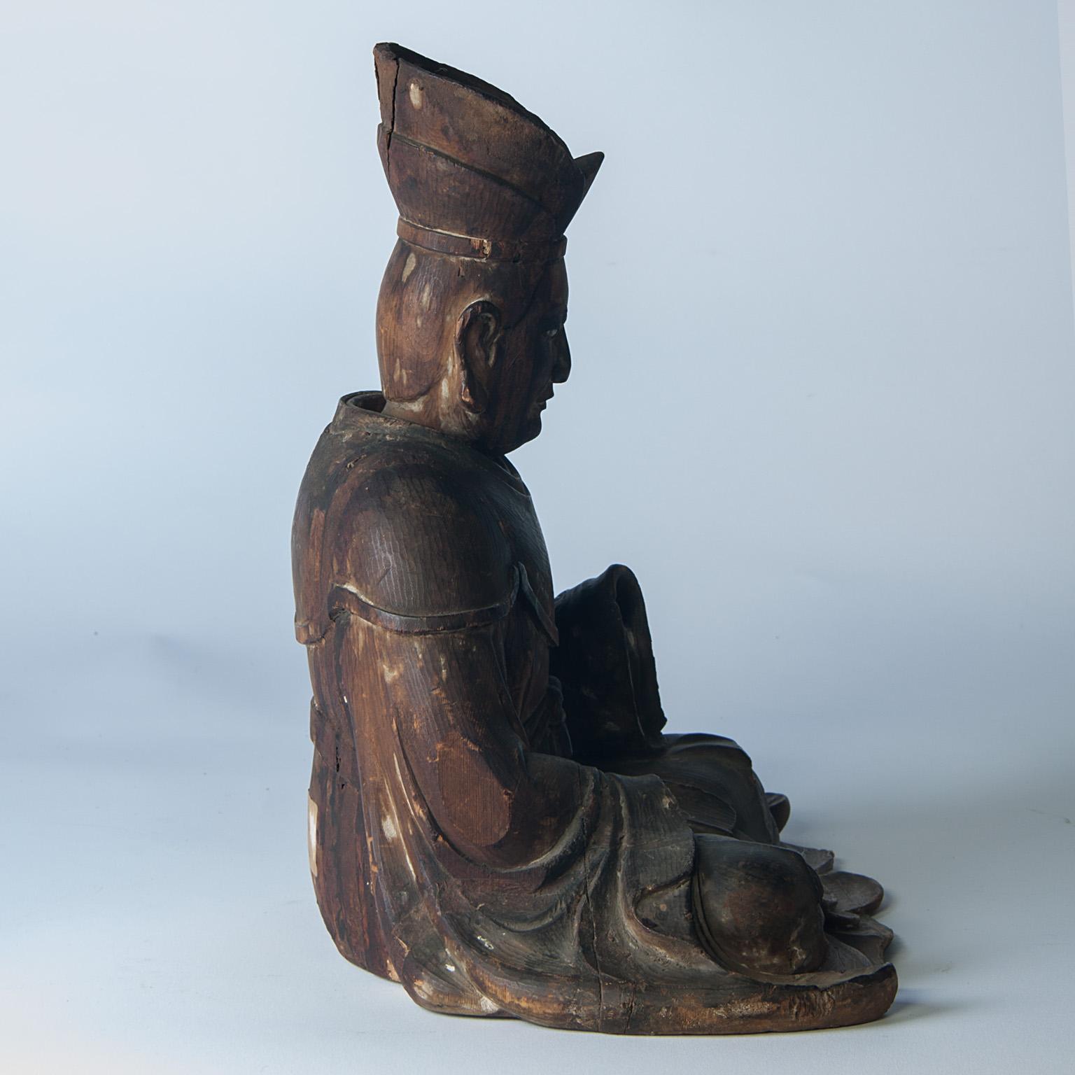 Chinesische Holzfigur „Wanli“ aus dem 18. Jahrhundert im Zustand „Starke Gebrauchsspuren“ im Angebot in Esbeek, NL