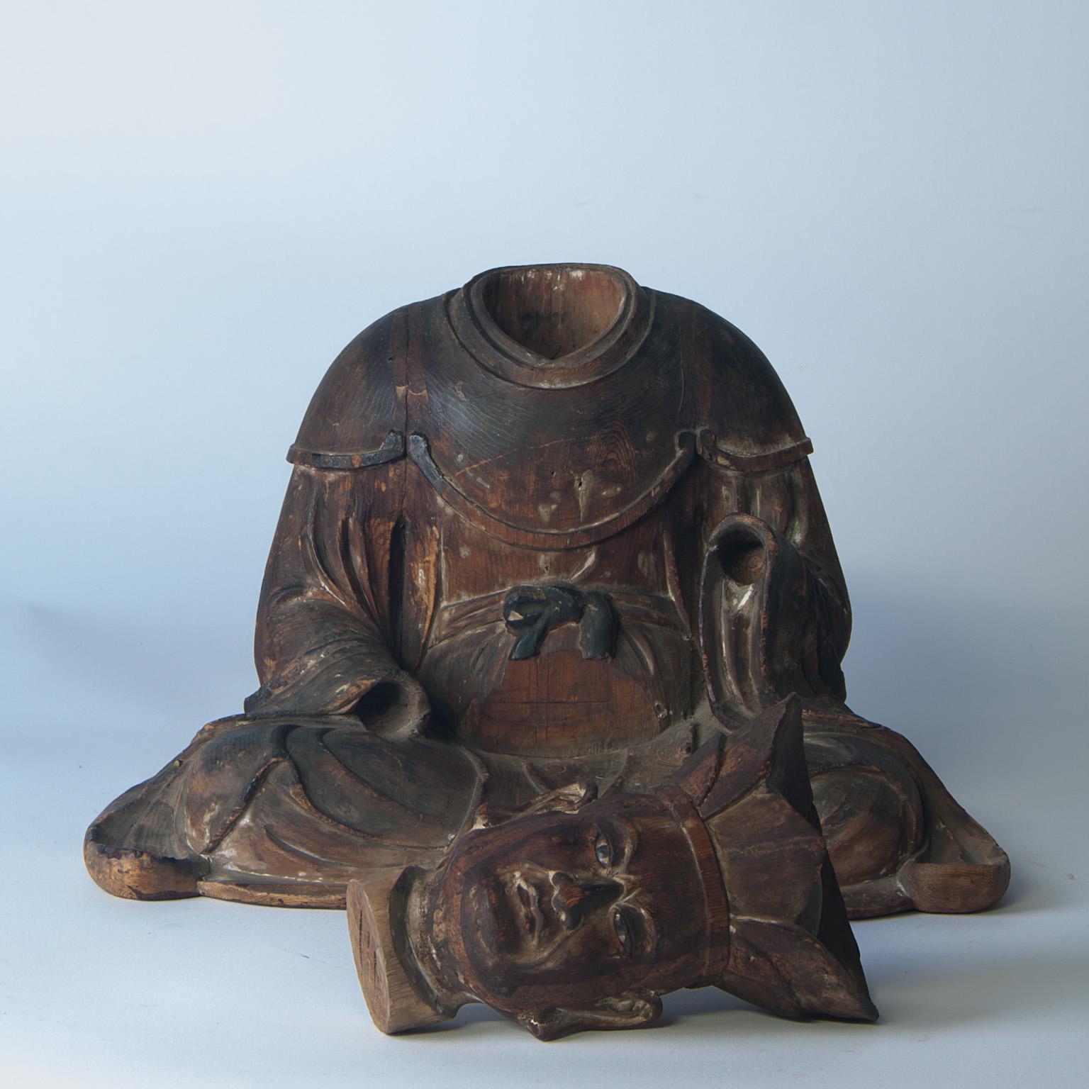 18th Century Chinese Wooden Figure 'Wanli' In Distressed Condition For Sale In Esbeek, NL