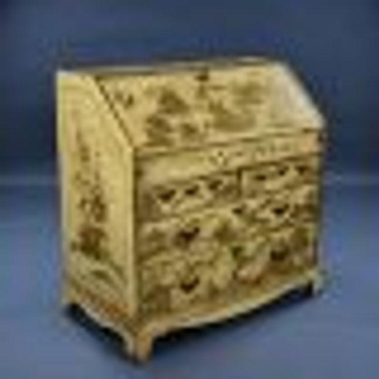 In vendita un bureau decorato a cineserie di buona qualità del XVIII secolo e successivo. Il fronte di caduta si apre per rivelare un interno completamente attrezzato e un pozzo, sopra una disposizione di quattro cassetti (due corti e due lunghi),