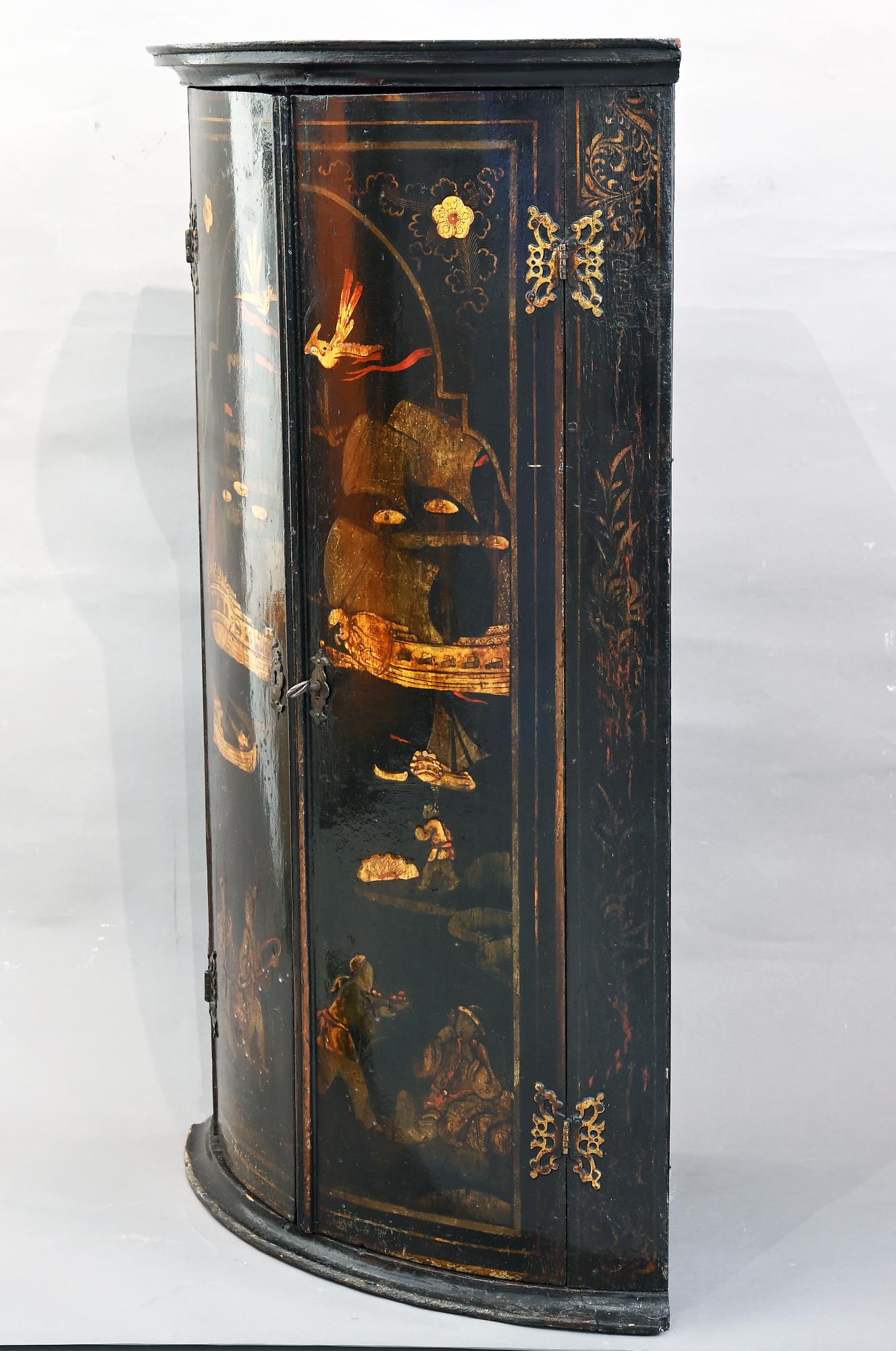 A late 18th century chinoiserie corner cupboard, England circa 1780-1790
The lacquered corner cupboard is very decorative, the interior fitted with three shelves,
and the pierced brass butterfly hinges are very decorative and nice.