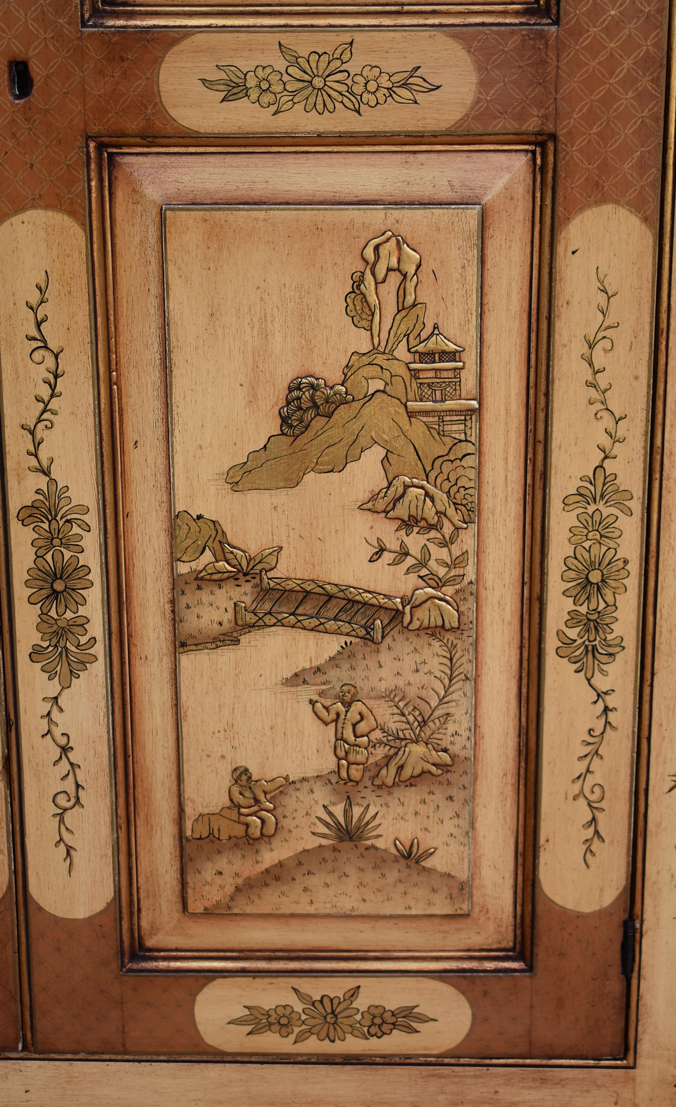 Armoire d'angle chinoiseries du XVIIIe siècle en vente 5