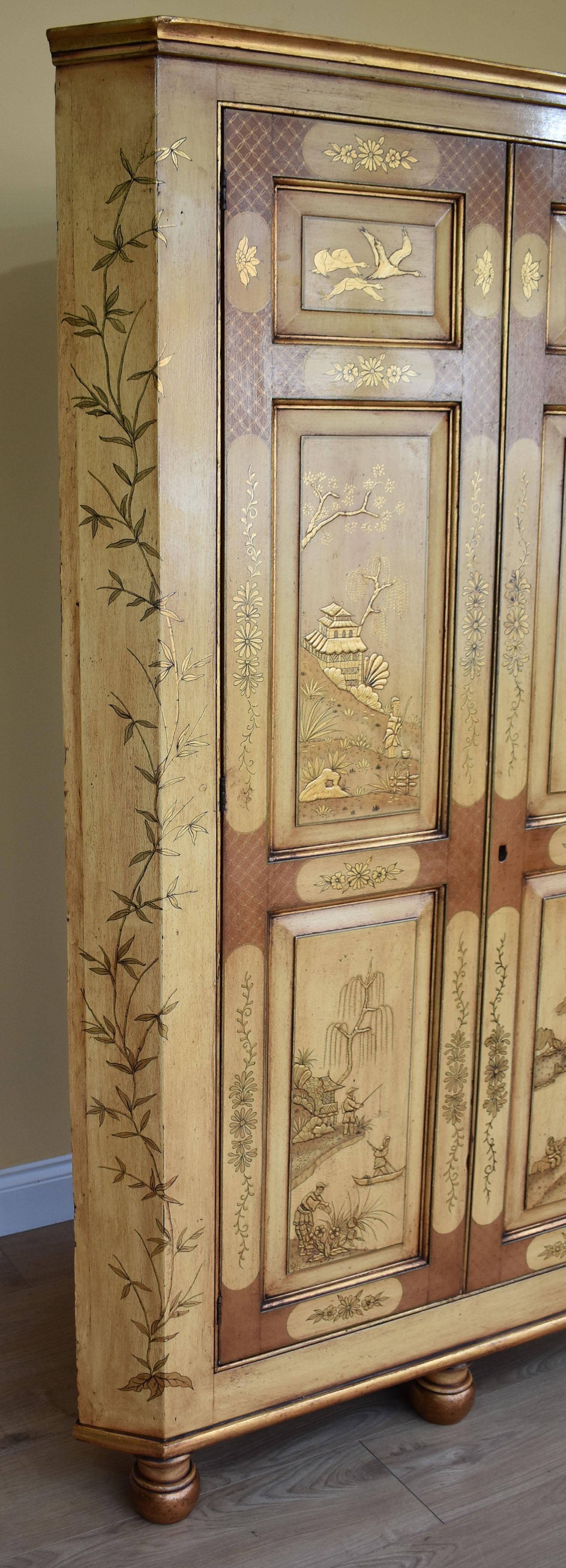 Armoire d'angle chinoiseries du XVIIIe siècle en vente 10