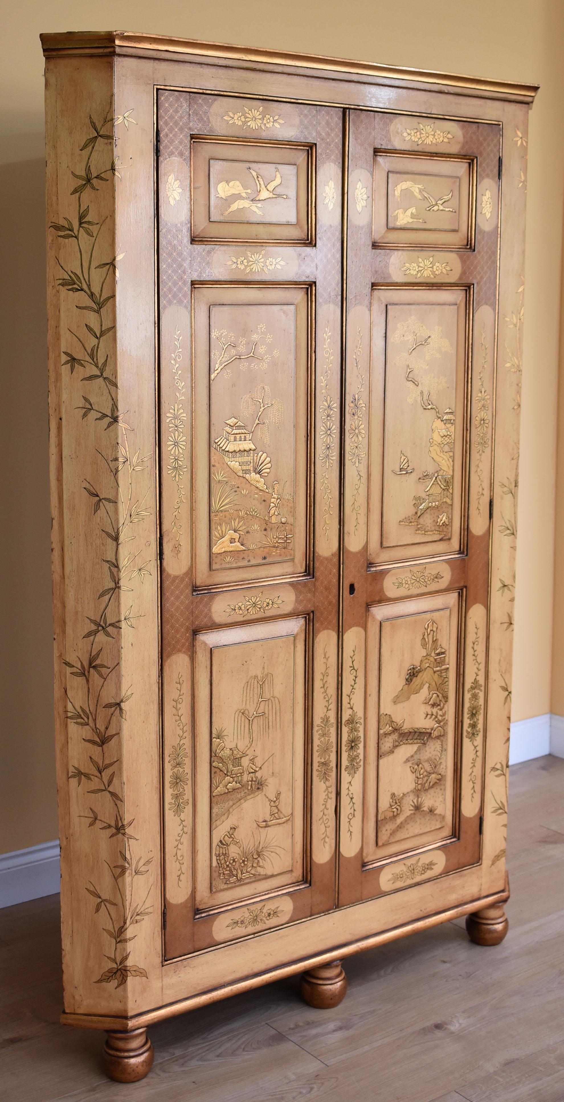 A vendre, une armoire d'angle de bonne qualité en acajou de George III, et plus tard en chinoiserie. La façade de l'armoire comporte deux portes, chacune avec trois panneaux. Chaque panneau est orné de chinoiseries représentant des scènes
