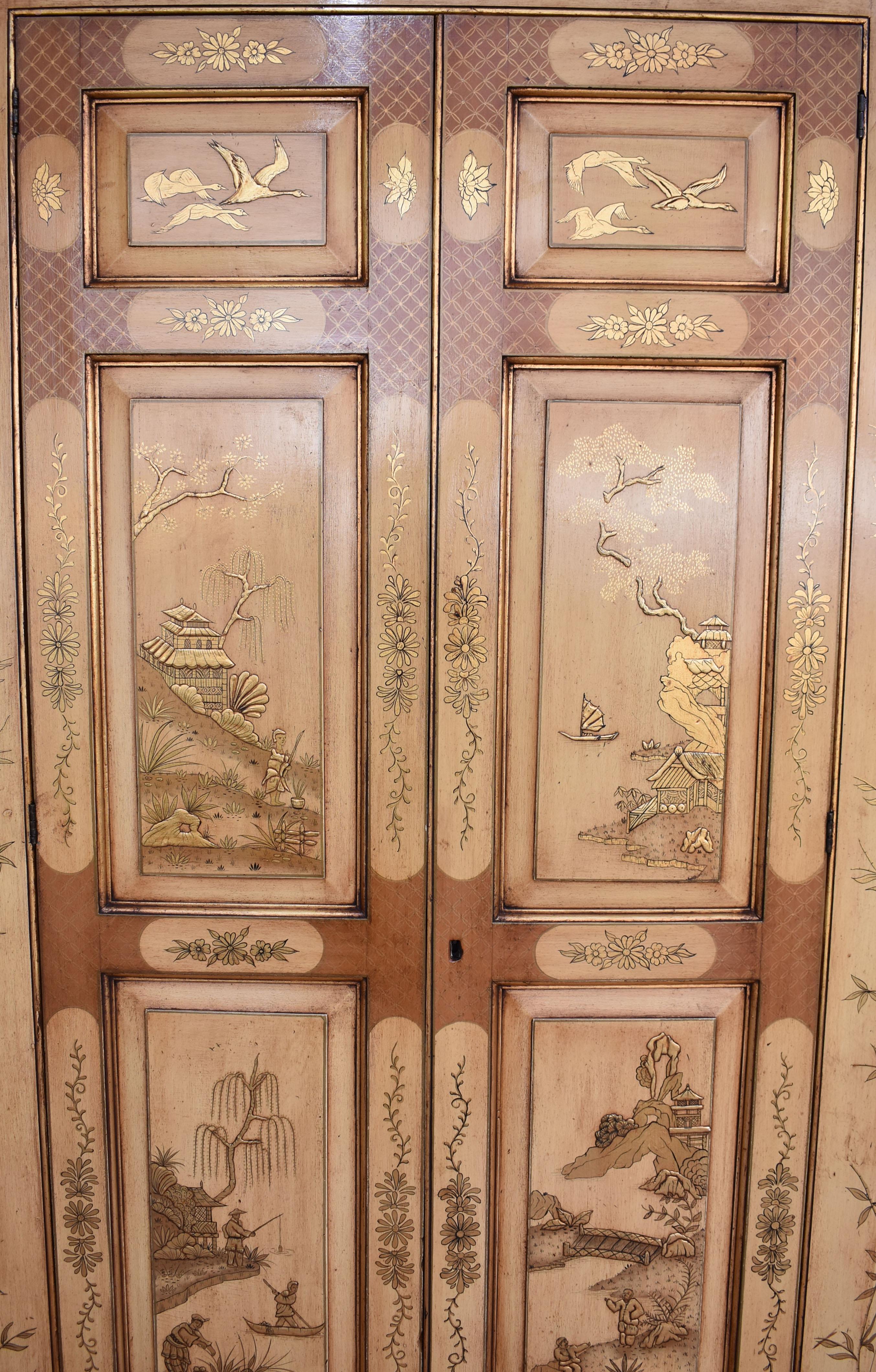 Chêne Armoire d'angle chinoiseries du XVIIIe siècle en vente