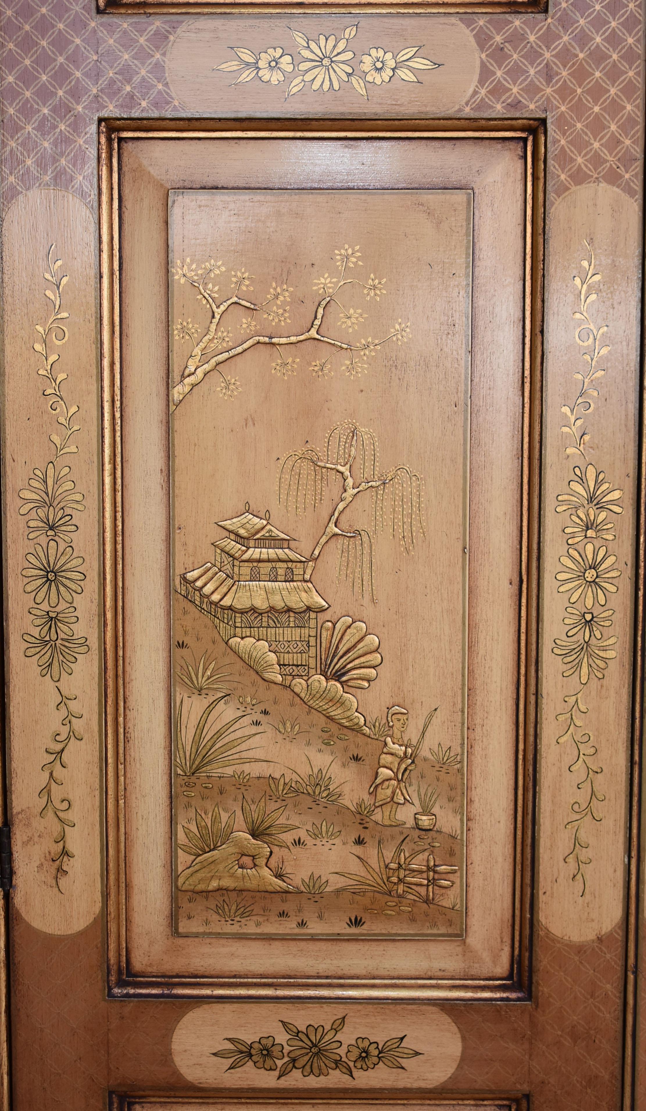 Armoire d'angle chinoiseries du XVIIIe siècle en vente 1