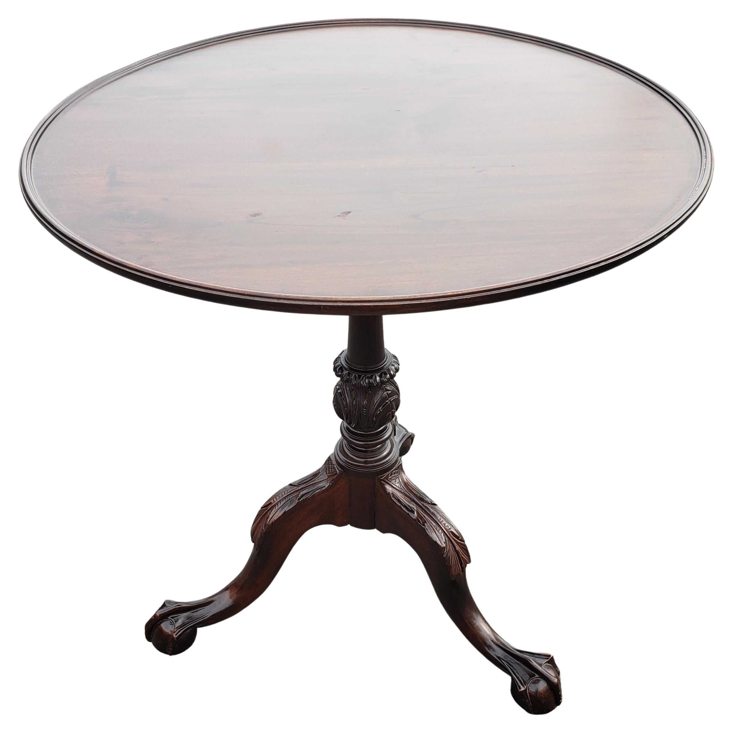 Siglo XVIII Mesa de té Chippendale de caoba con tablero abombado inclinado, hacia 1775 Mesa Chippendale trípode inclinada y girada, con tablero abombado sostenido por una 