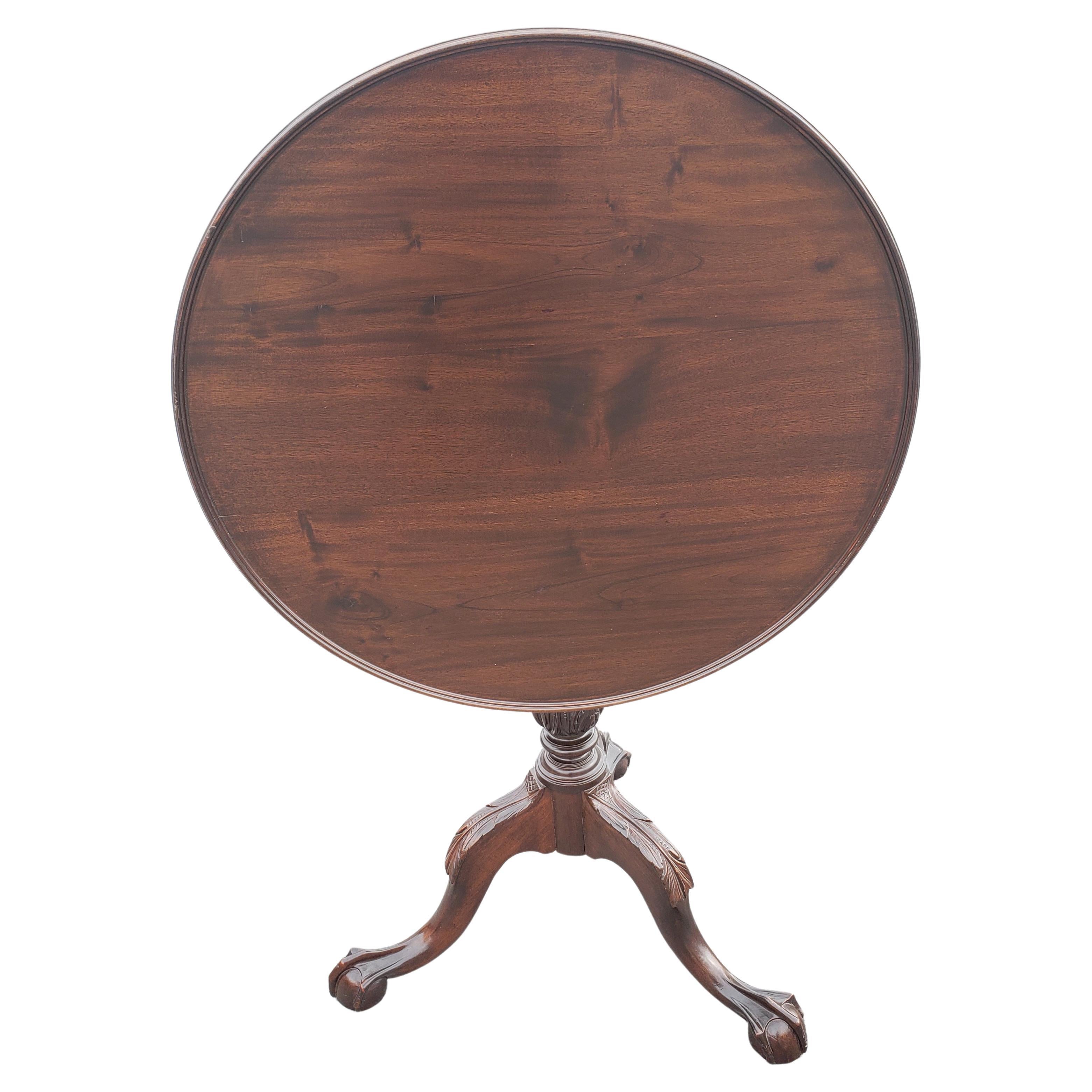 Mesa de té basculante de caoba Chippendale del siglo XVIII Tallado a mano en venta