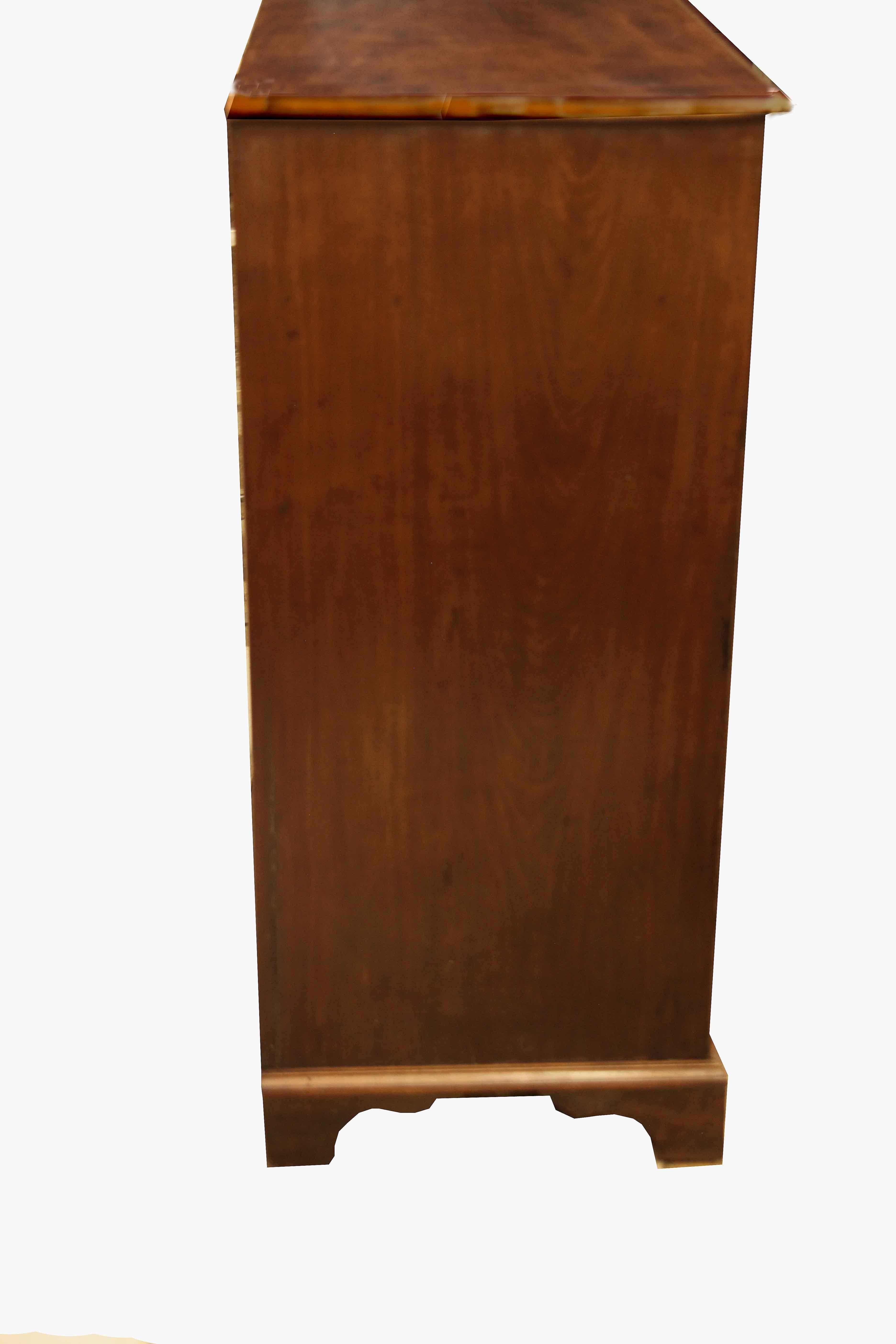 Cassettone Chippendale del XVIII secolo, il piano ha un colore, una patina e una venatura bellissimi; i due cassetti su quattro conservano i tiranti originali in ottone a collo di cigno. I piedi a staffa sembrano essere stati sostituiti, ma sono