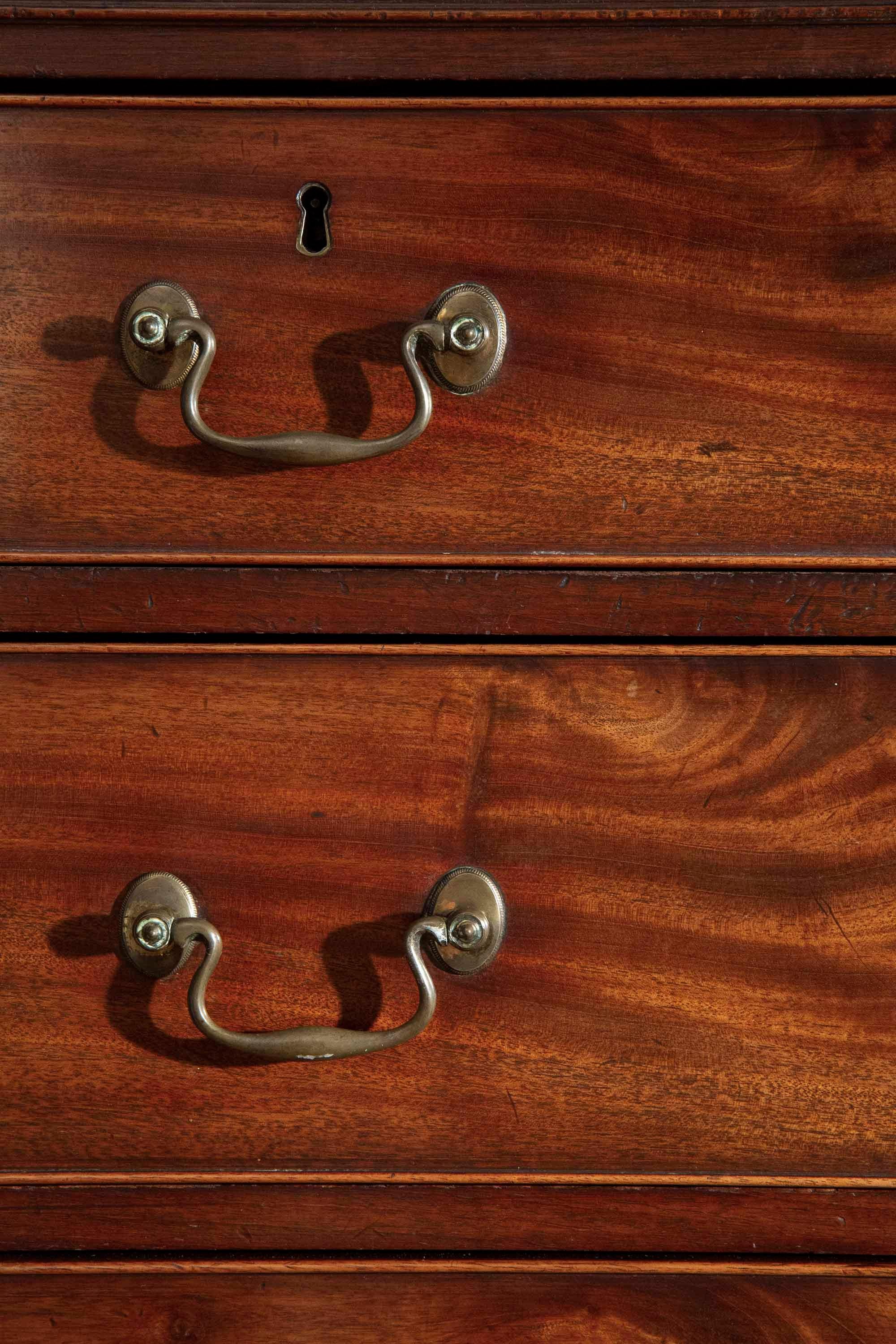 18. Jahrhundert Chippendale Truhe auf Kommode im Zustand „Gut“ im Angebot in Richmond, London