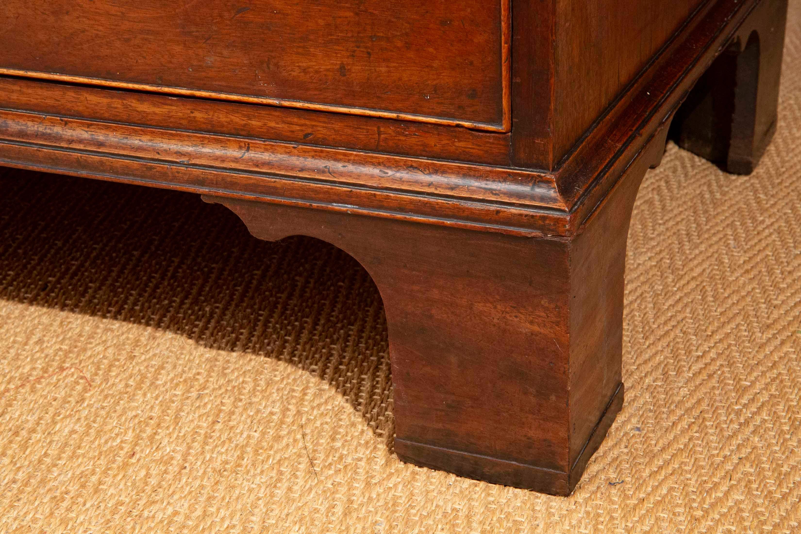 18. Jahrhundert Chippendale Truhe auf Kommode (Holz) im Angebot