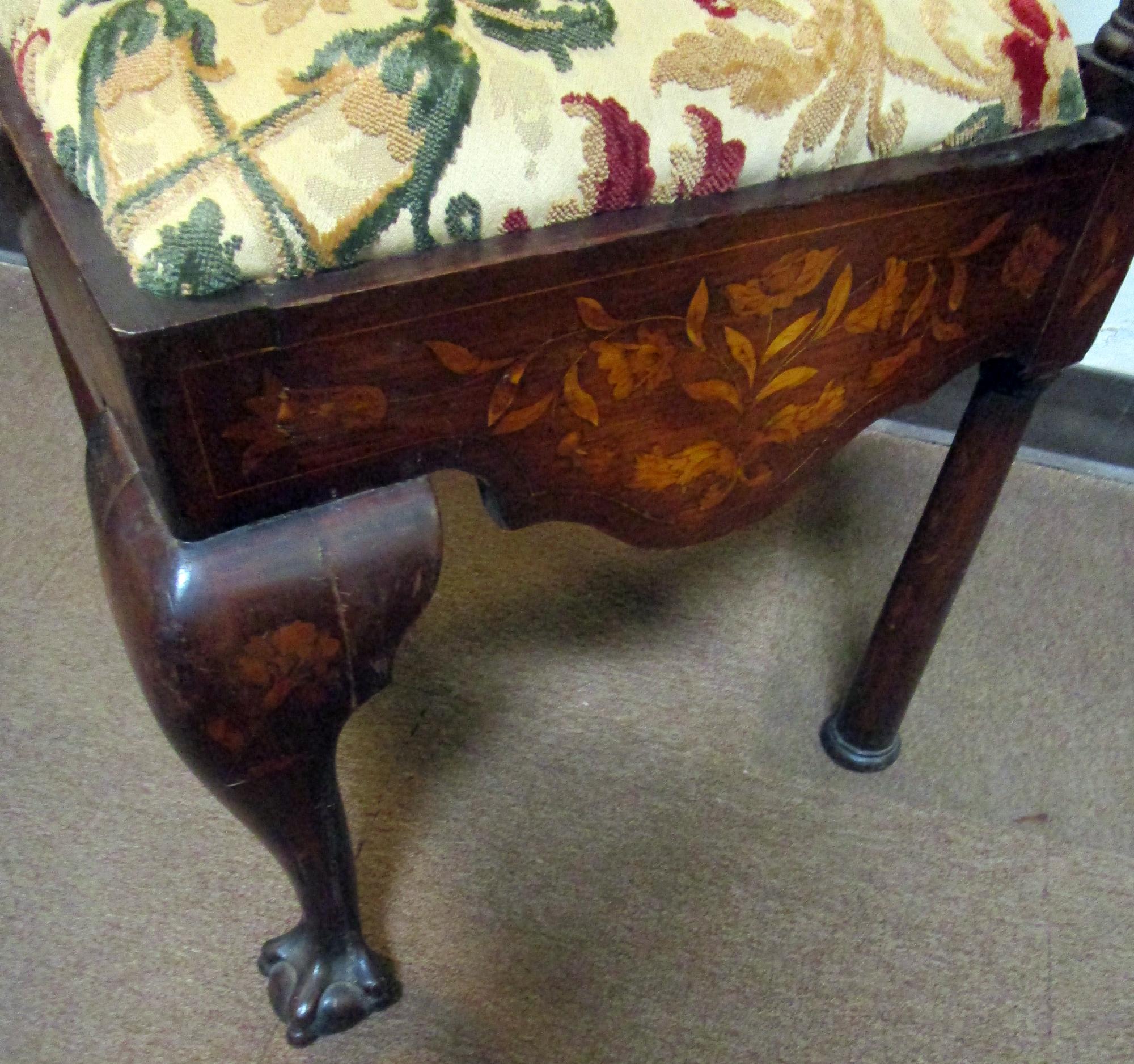Cette remarquable chaise d'angle en noyer Chippendale du XVIIIe siècle présente une marqueterie complexe dans un délicat motif floral. Même l'arrière de la traverse supérieure, les éclisses et l'arrière des pieds sont incrustés. La chaise repose sur