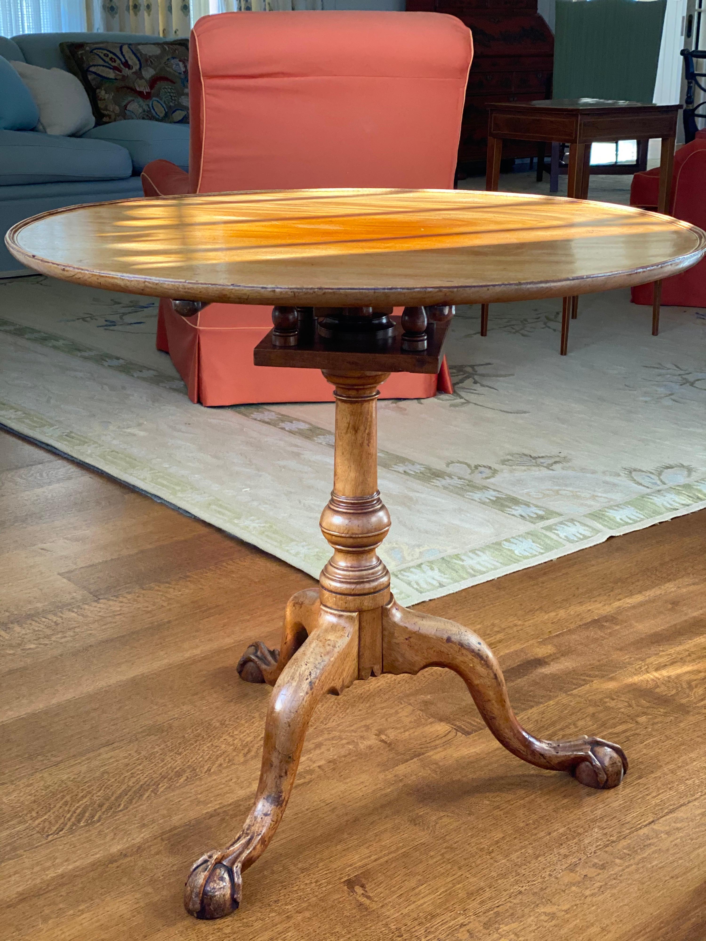 18th Century Chippendale Figured Mahogany Dished Tilt-Top Tea Table, circa 1765 In Good Condition In Southampton, NY