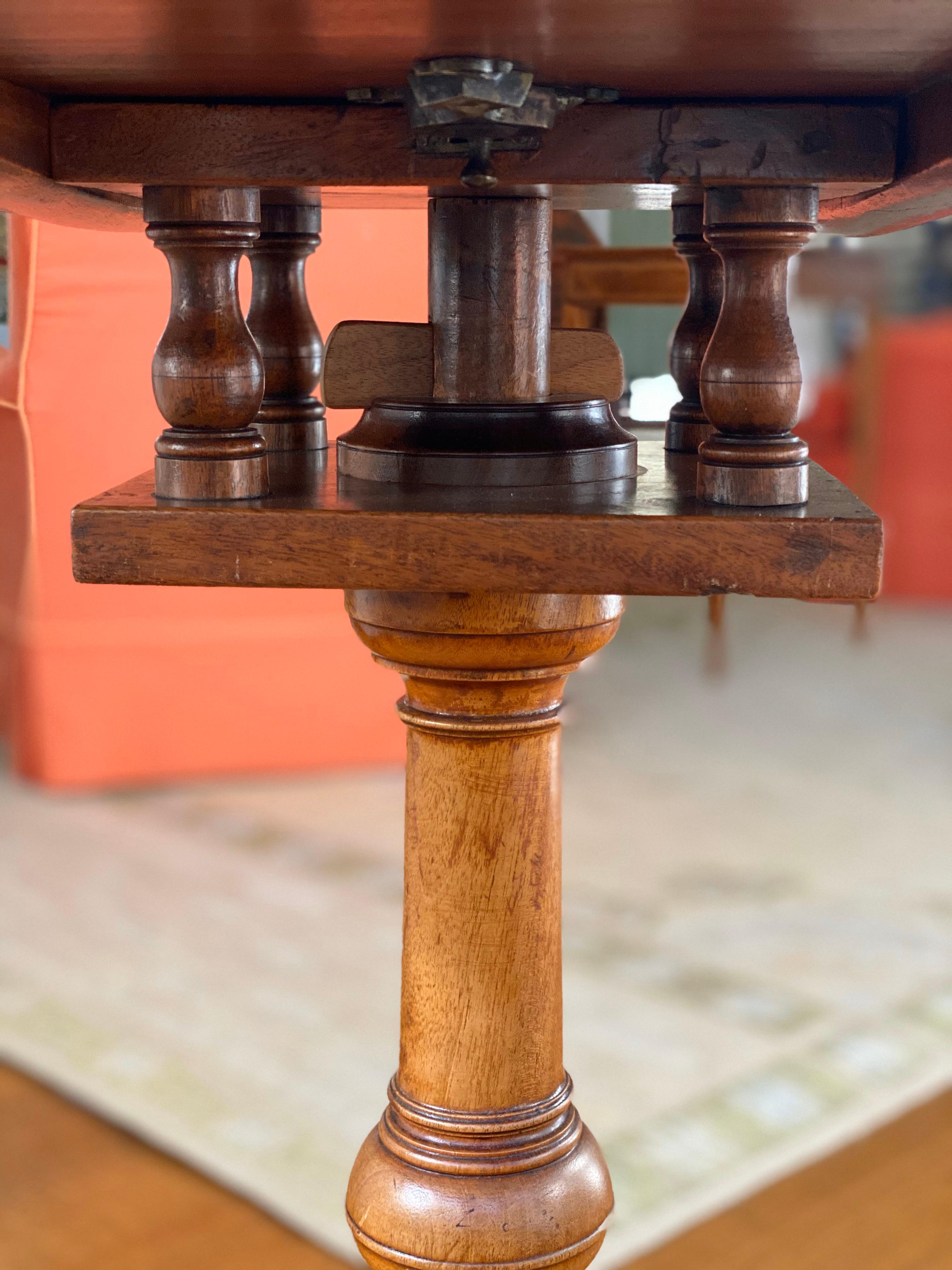 18th Century Chippendale Figured Mahogany Dished Tilt-Top Tea Table, circa 1765 3