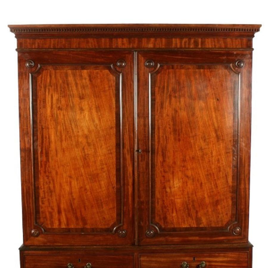 18th century Chippendale gentleman's press

An 18th century George III Chippendale mahogany Gentleman's press or tray wardrobe.

The press has a shaped cornice with a dental moulding above a cross grained frieze.

The pair of doors have