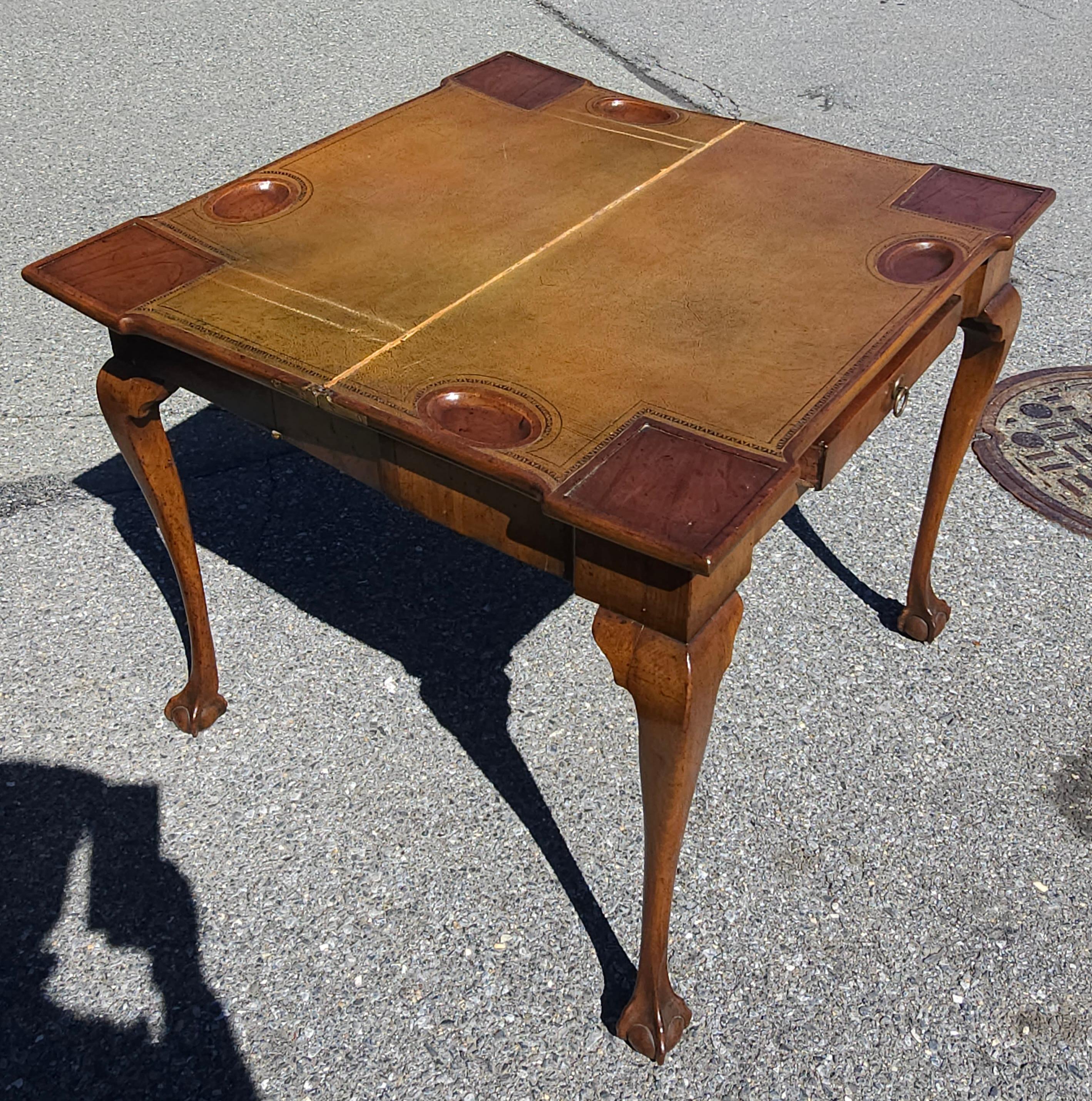 Chippendale-Spieltisch aus Mahagoni und bearbeitetem Leder mit gefalteter Platte aus dem 18. Jahrhundert   (18. Jahrhundert und früher) im Angebot