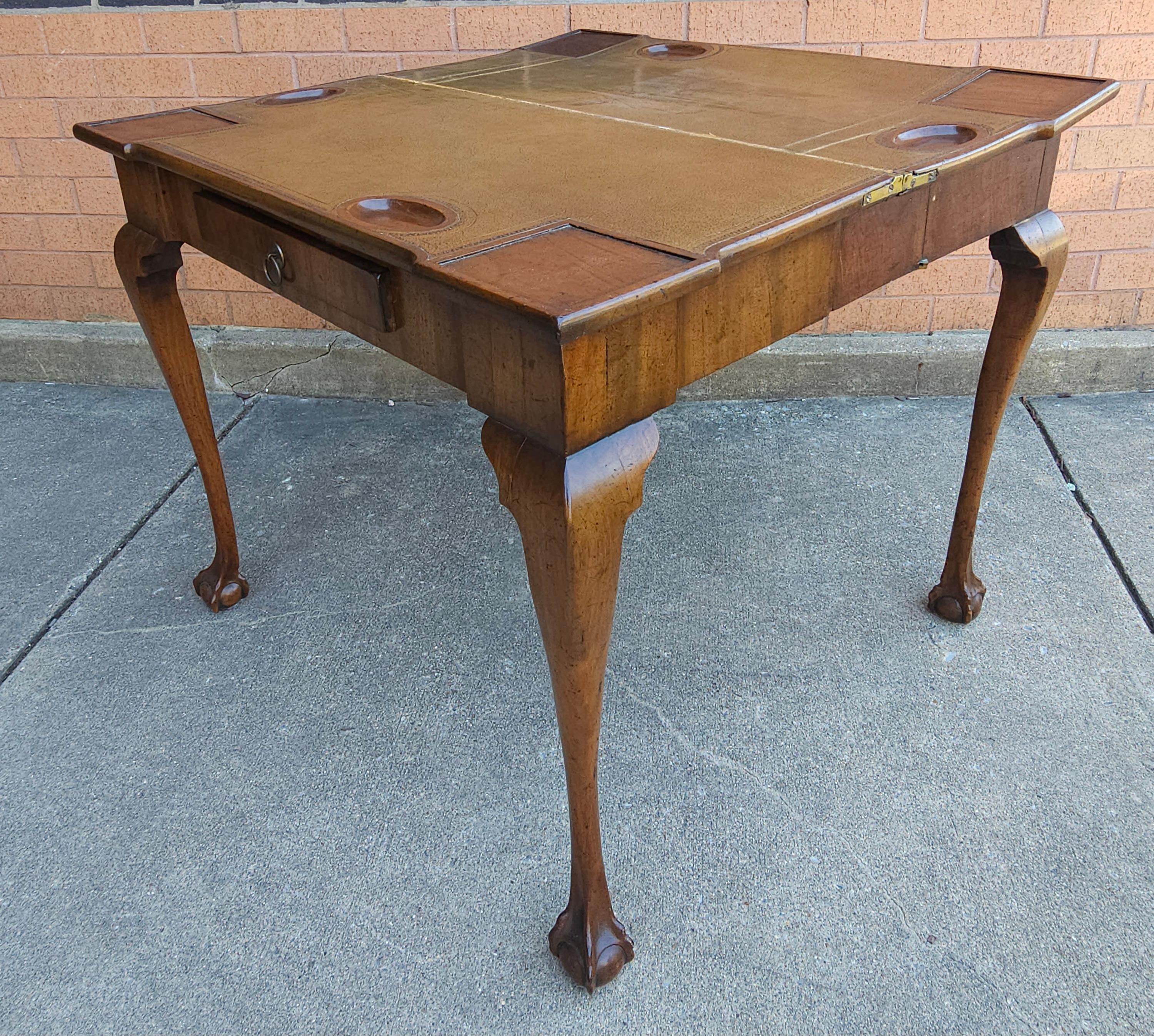 Chippendale-Spieltisch aus Mahagoni und bearbeitetem Leder mit gefalteter Platte aus dem 18. Jahrhundert   im Angebot 1