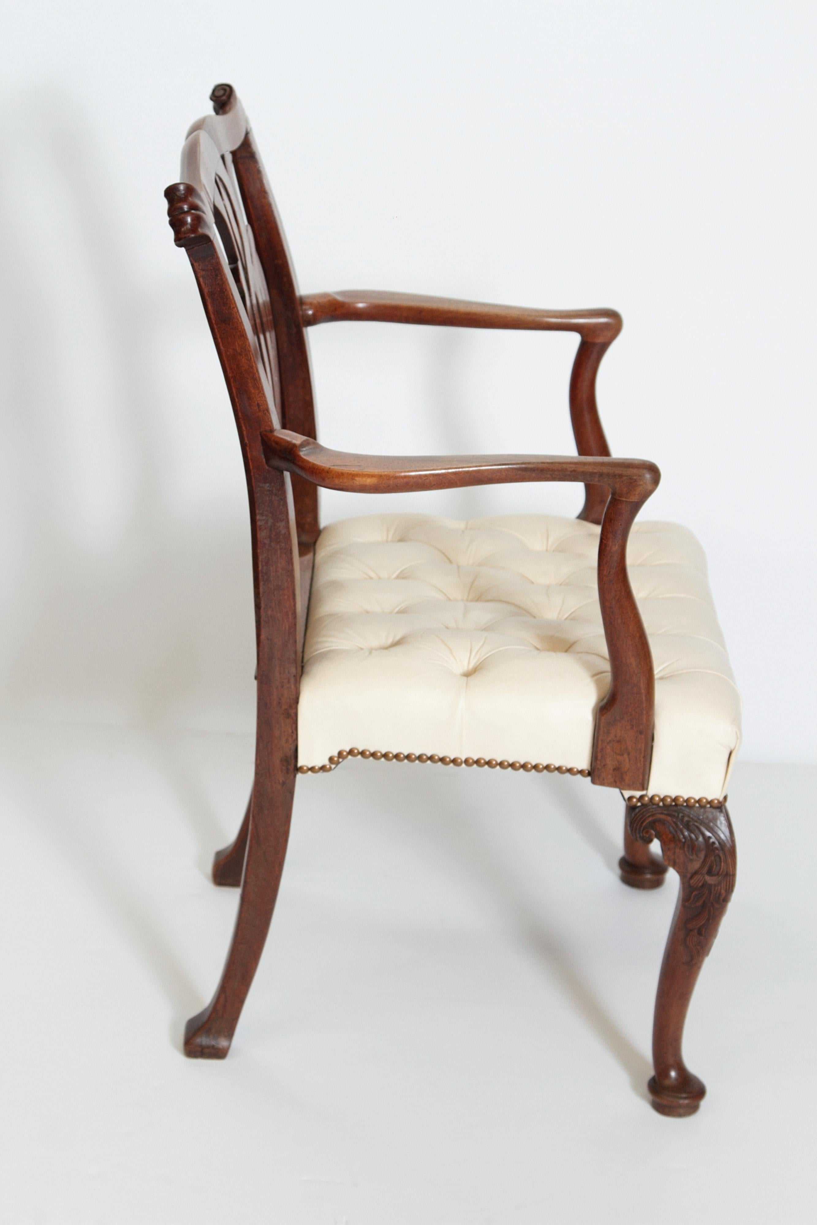 English 18th Century Chippendale Mahogany Armchair For Sale