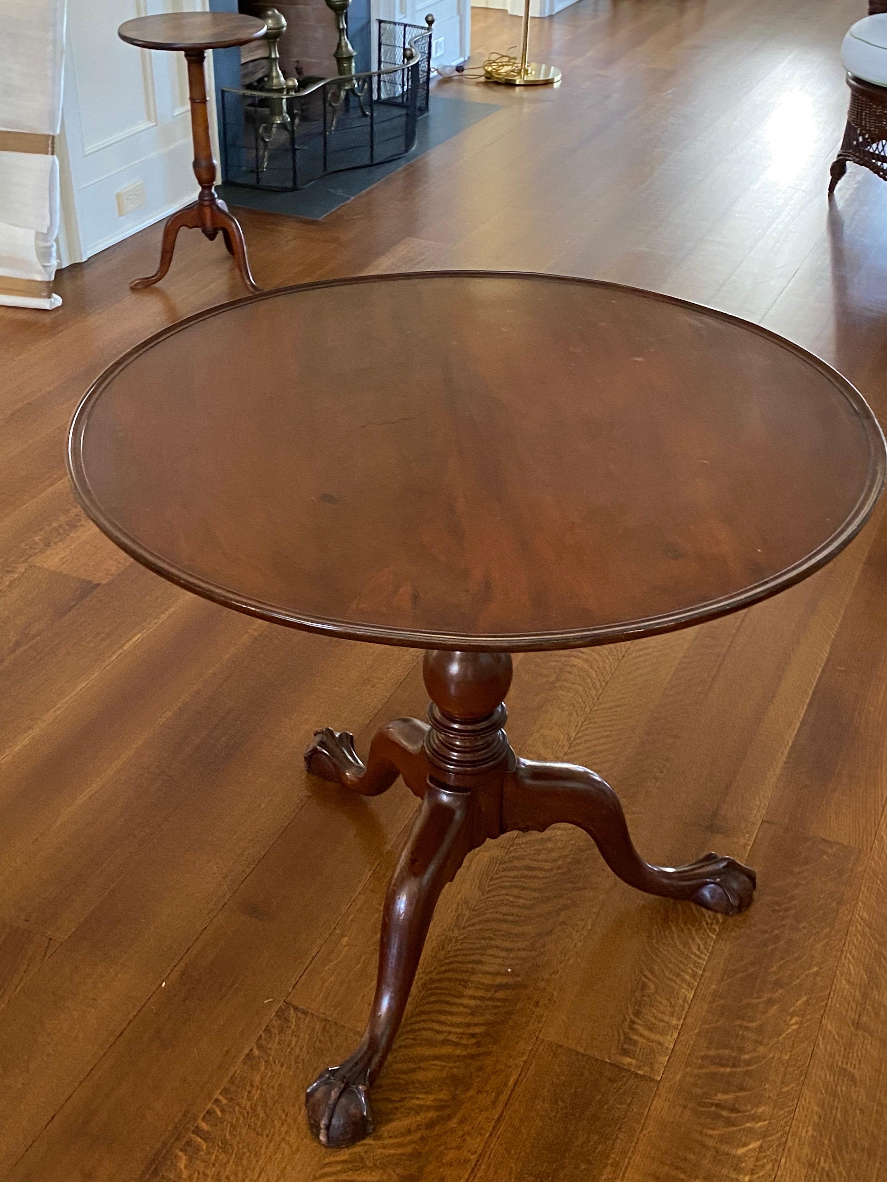 English 18th Century Chippendale Mahogany Dished Tilt-Top Tea Table, circa 1775 For Sale
