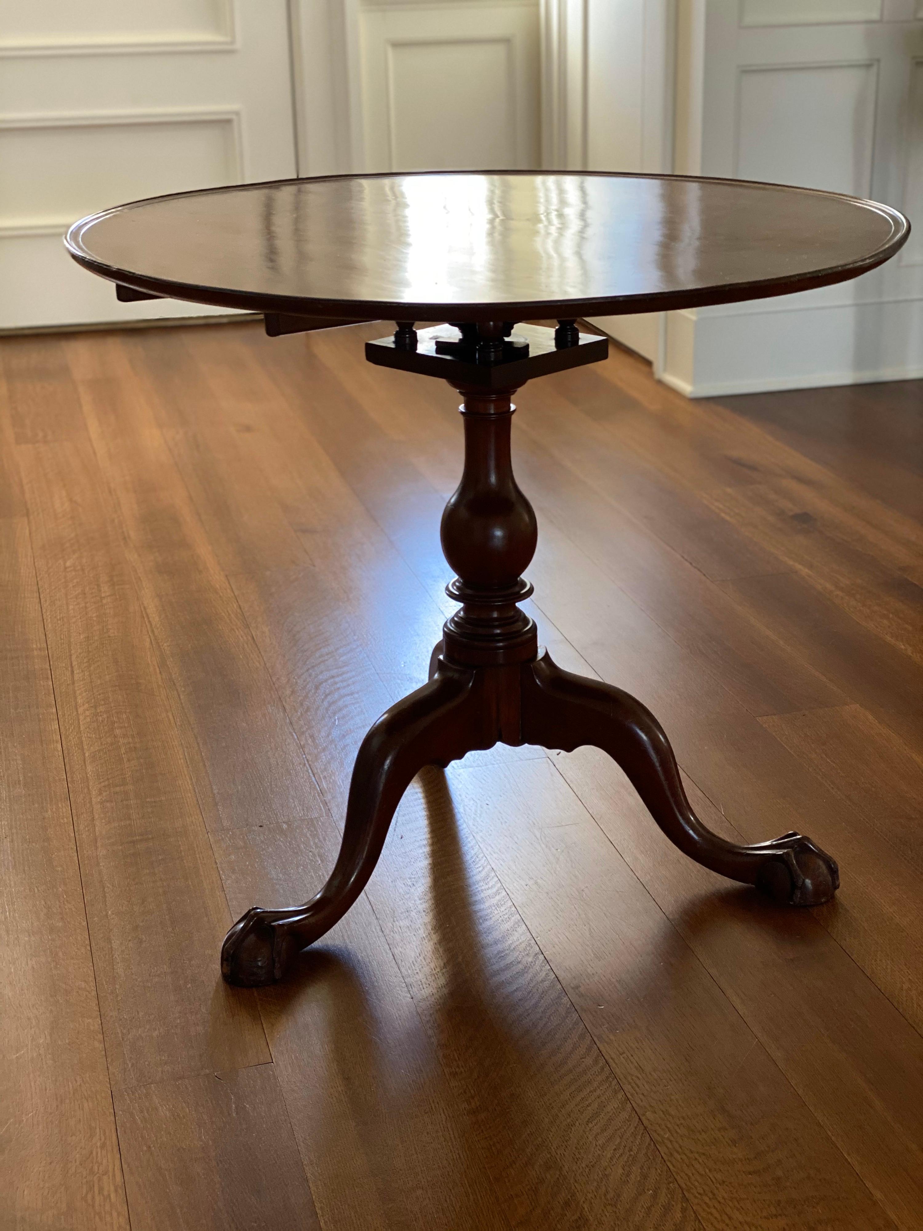 18th Century Chippendale Mahogany Dished Tilt-Top Tea Table, circa 1775 For Sale 1