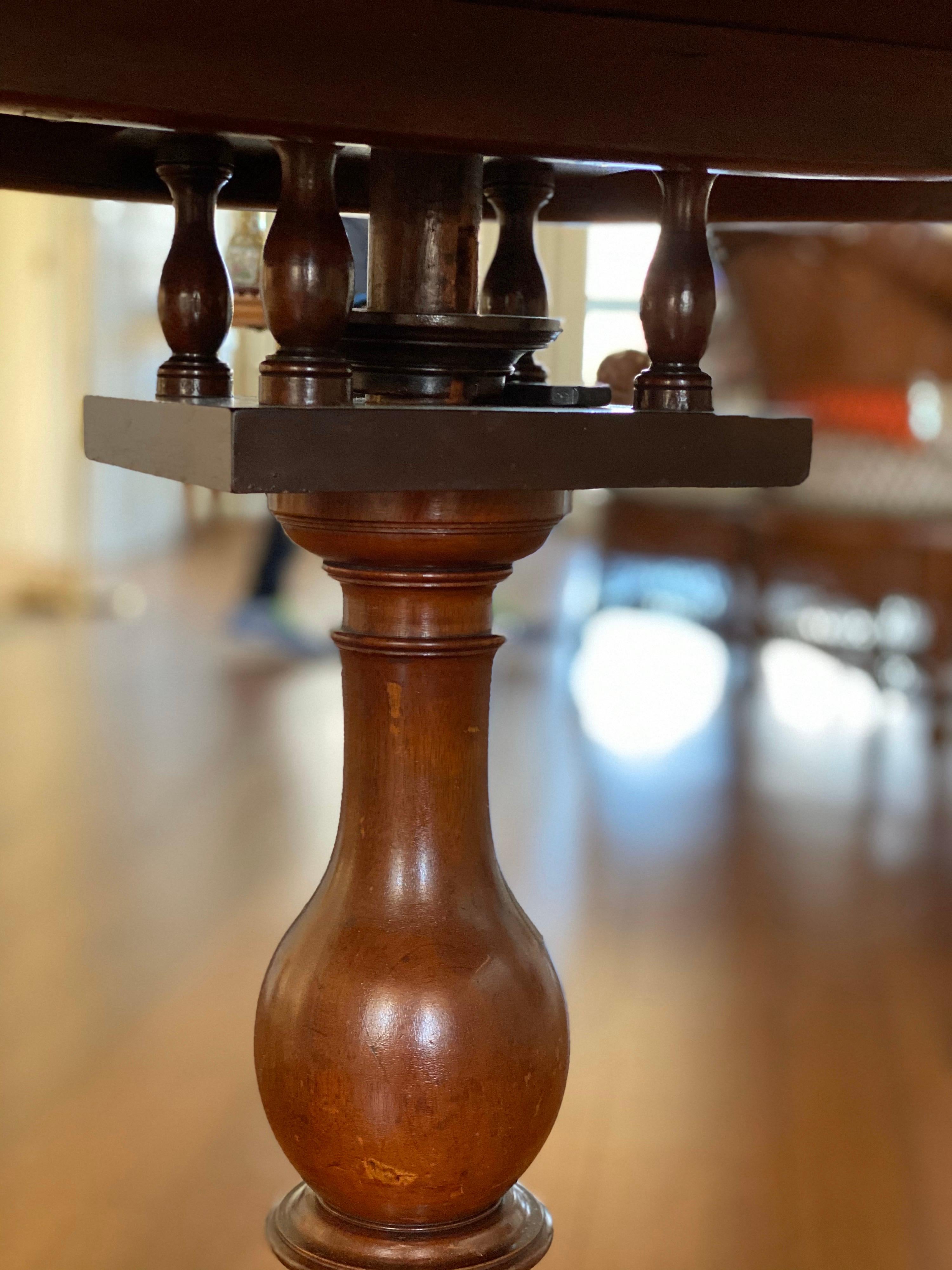 18th Century Chippendale Mahogany Dished Tilt-Top Tea Table, circa 1775 For Sale 3