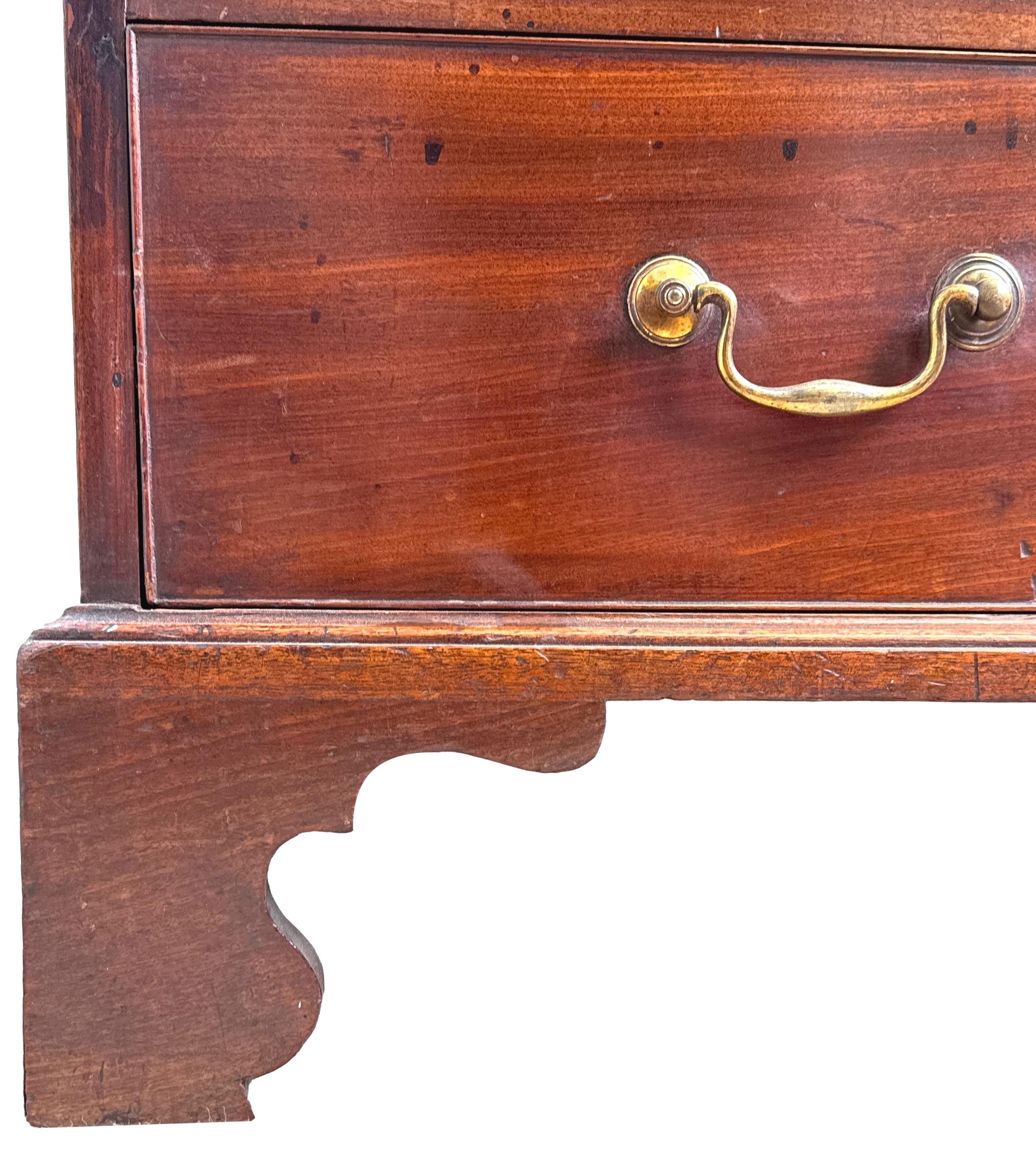 Una libreria-armadio in mogano del periodo Chippendale del XVIII secolo, di qualità eccezionale e raramente rinvenuta, con decorazioni intagliate a chiave greca sul cornicione, sopra due ante a riquadro superbamente figurate, che racchiudono tre