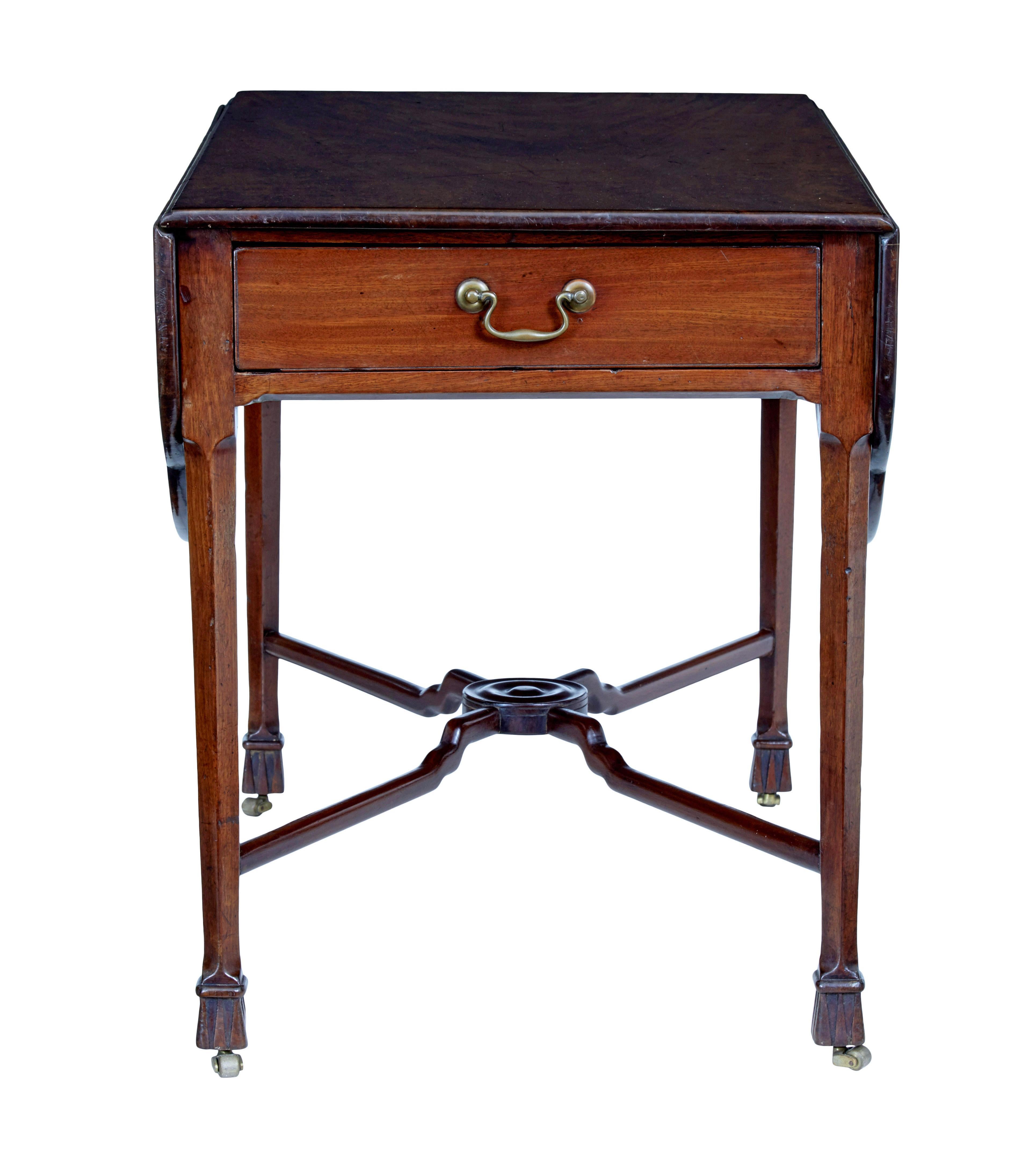Table pembroke en acajou chippendale du 18e siècle, vers 1770.

Nous présentons ici une table Pembroke d'époque Chippendale, fabriquée dans l'acajou le plus fin.

Les feuilles en forme de goutte s'ouvrent sur un plateau en acajou flammé. Le tiroir