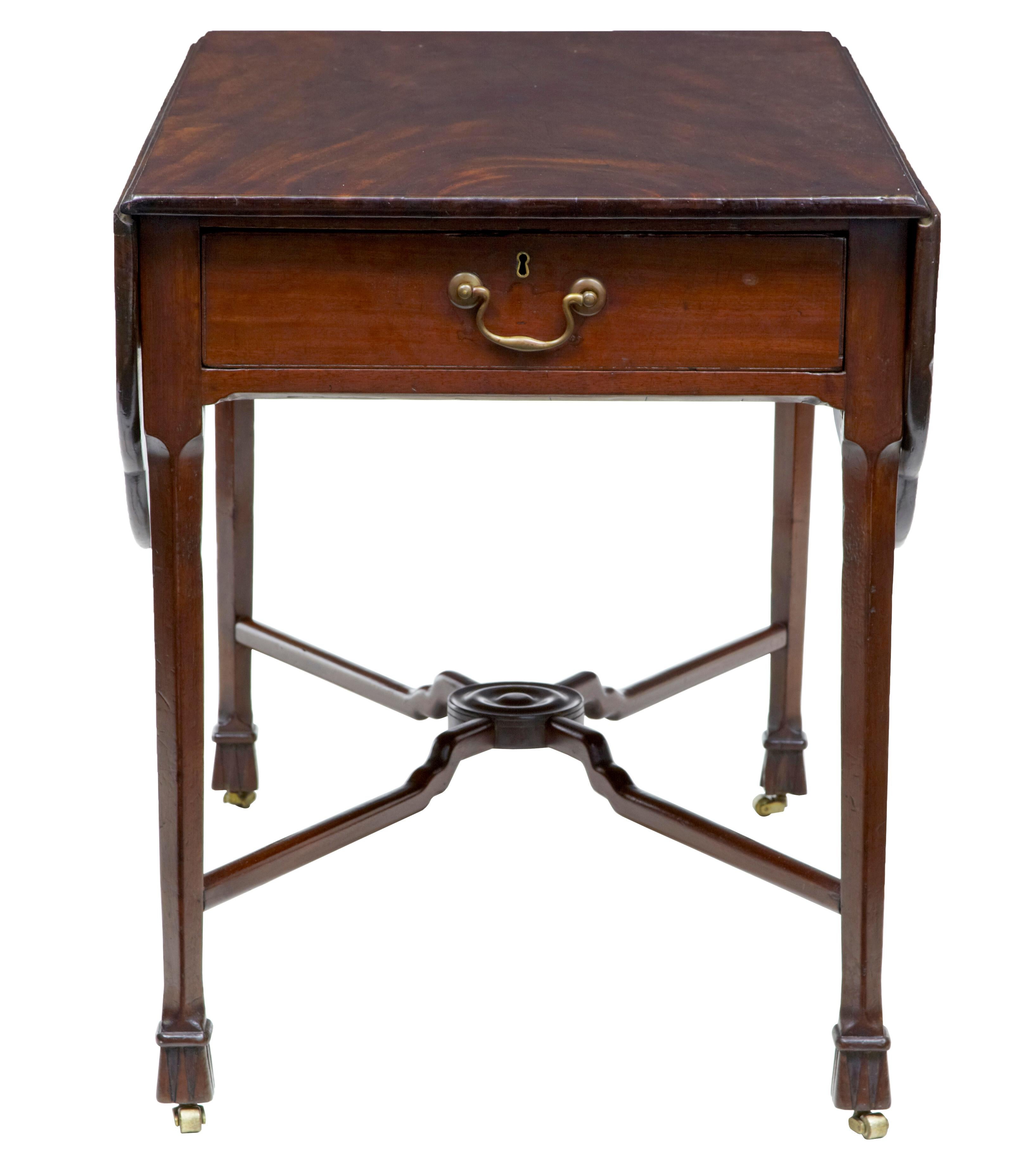 English 18th Century Chippendale Mahogany Pembroke Table For Sale