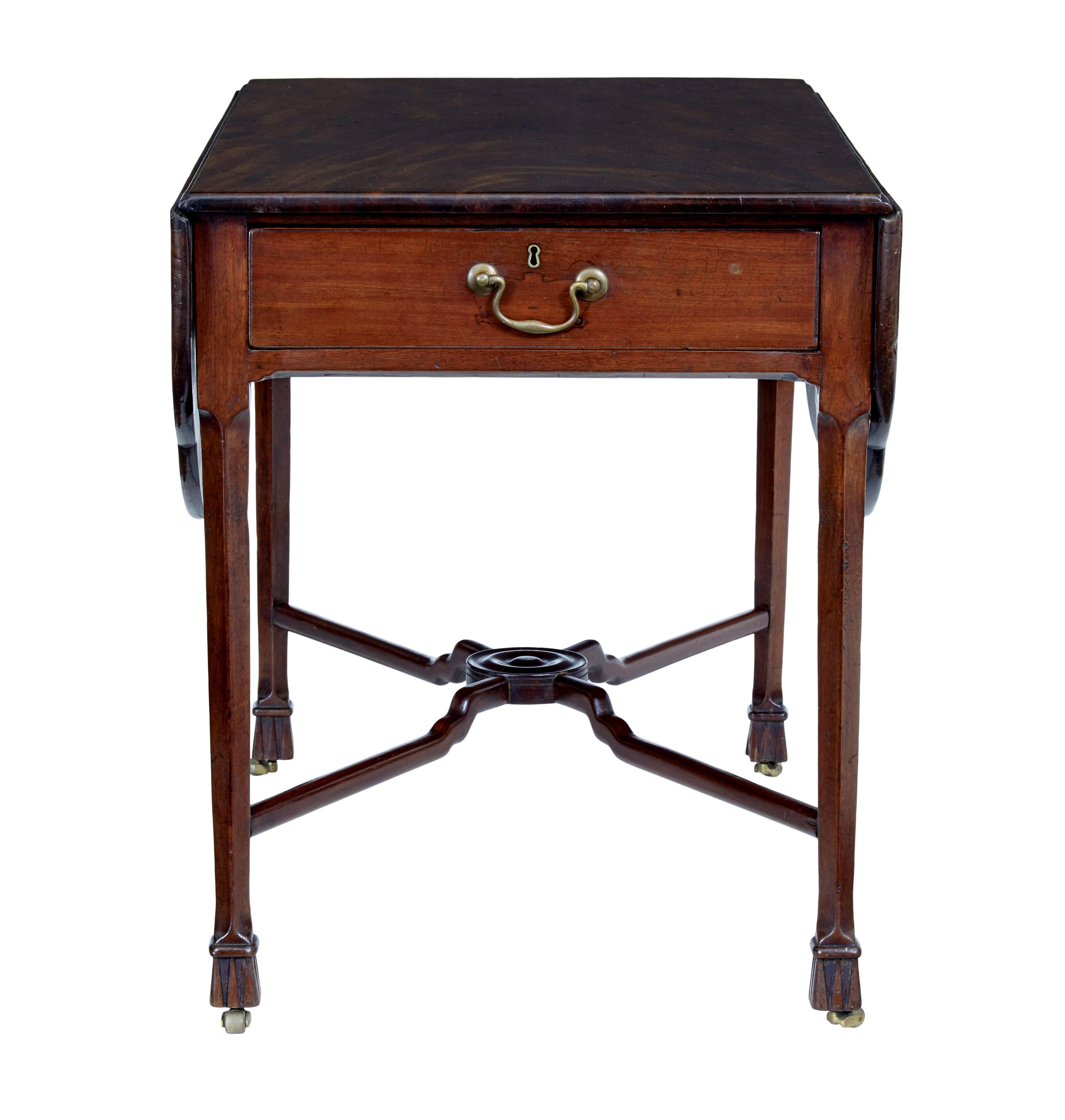 Anglais Table de pembroke en acajou Chippendale du 18e siècle en vente
