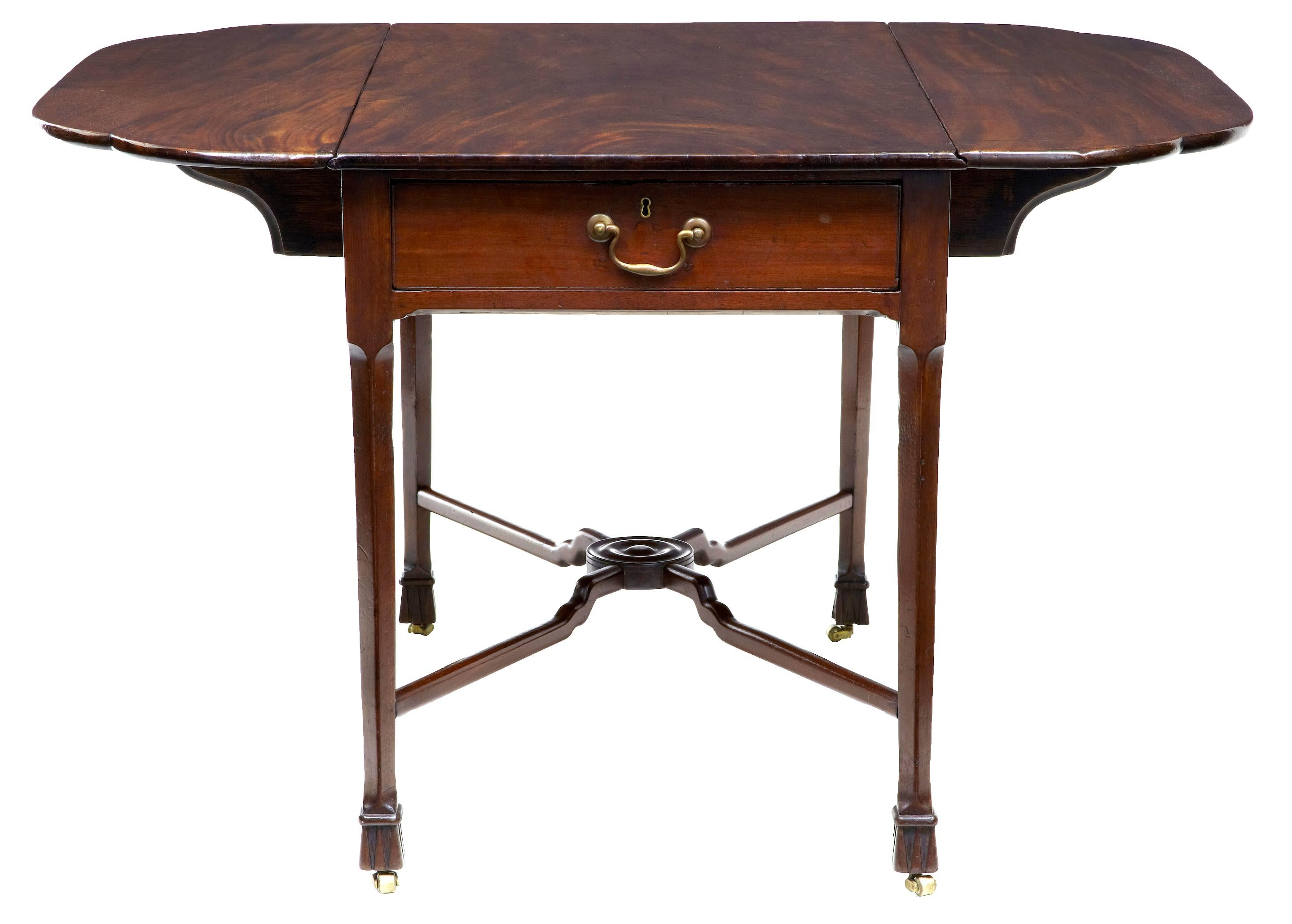 Hand-Crafted 18th Century Chippendale Mahogany Pembroke Table For Sale