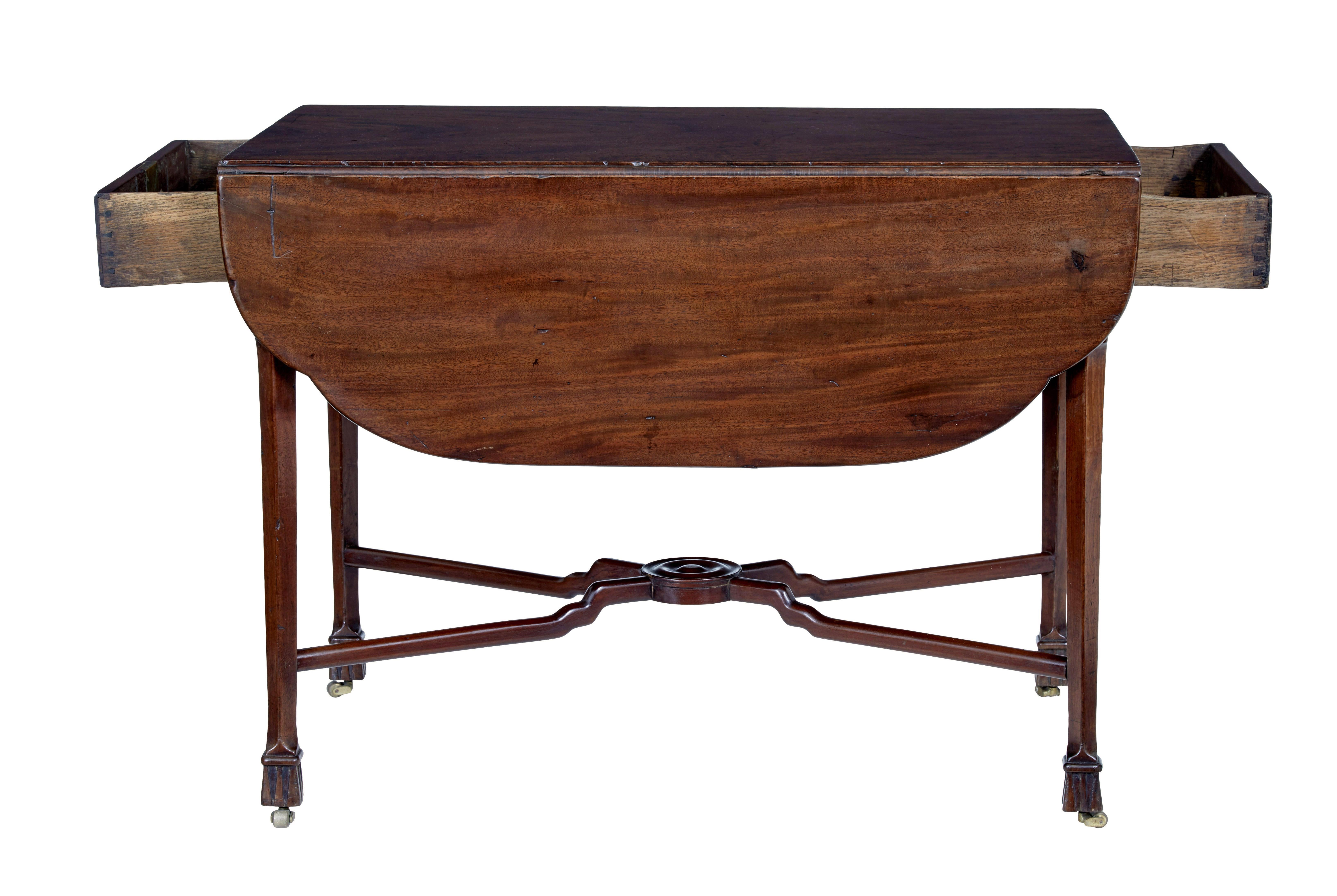Sculpté à la main Table de pembroke en acajou Chippendale du 18e siècle en vente