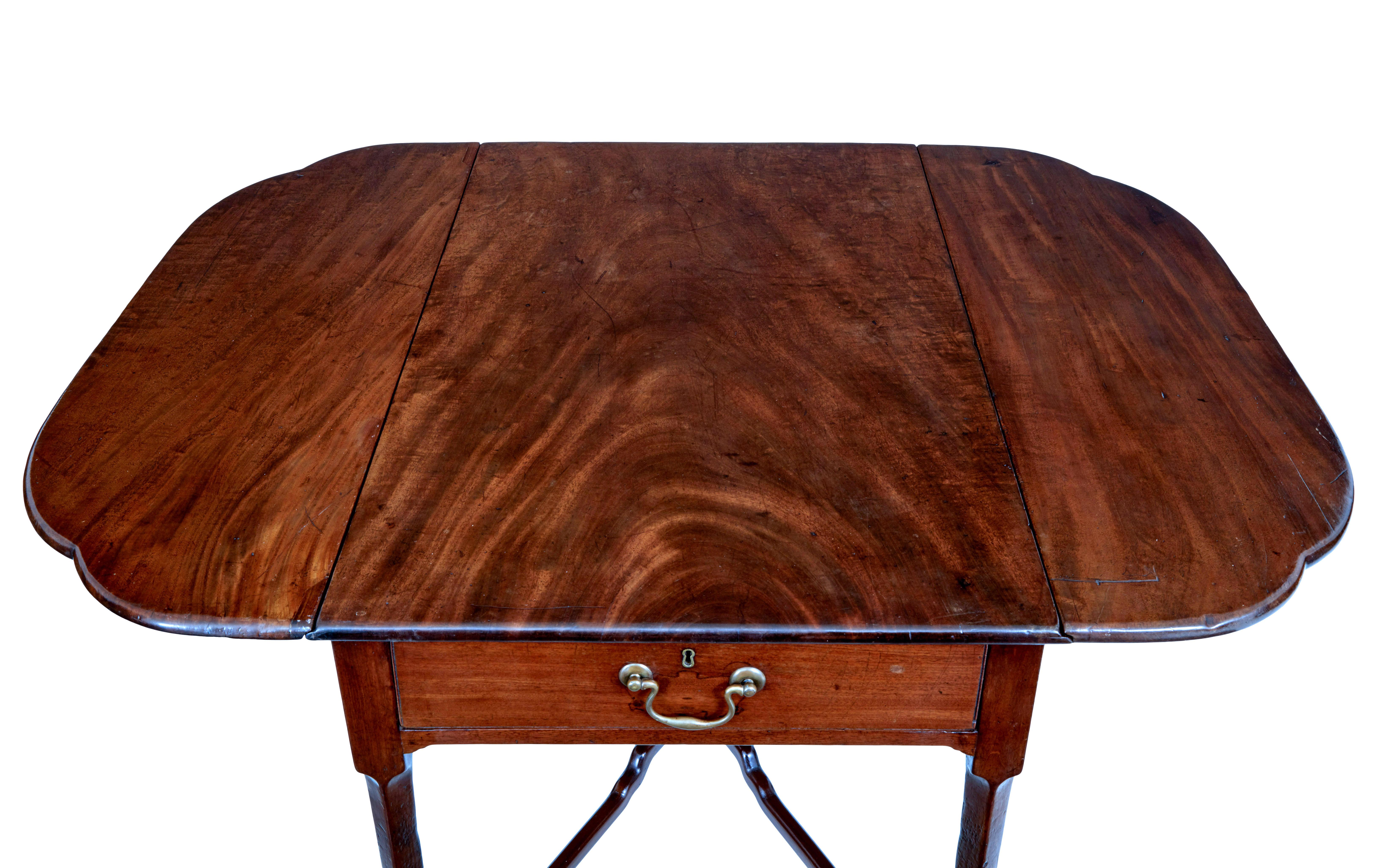XVIIIe siècle Table de pembroke en acajou Chippendale du 18e siècle en vente