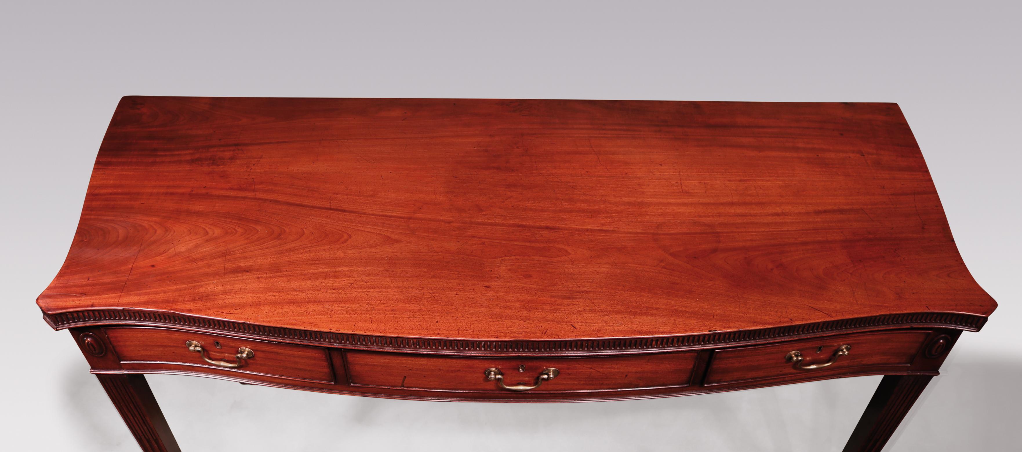 Anglais Table de service en acajou de style Chippendale du 18ème siècle en vente