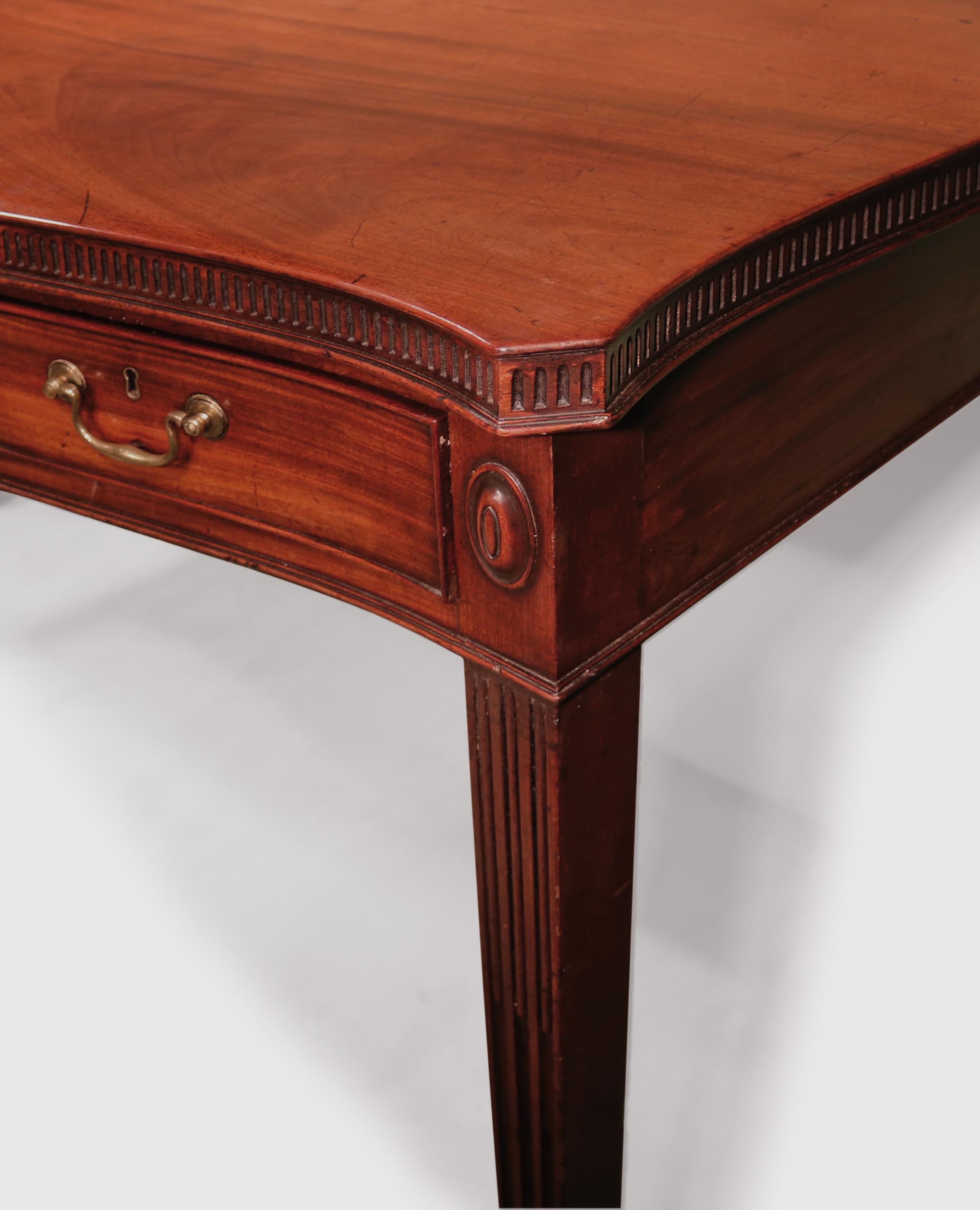 18th Century Chippendale mahogany Serving Table For Sale 1