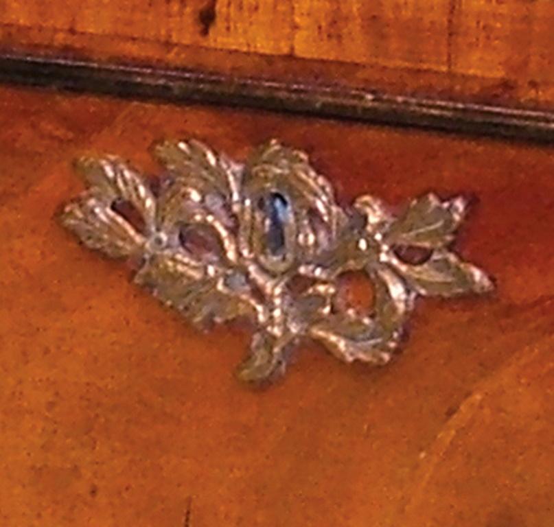 Un portavivande in mogano figurato del periodo Chippendale della metà del XVIII secolo, con bordatura in ebano e mogano incrociato su tutto il perimetro, con coperchio di forma concava che conserva la maniglia di trasporto originale in ottone.