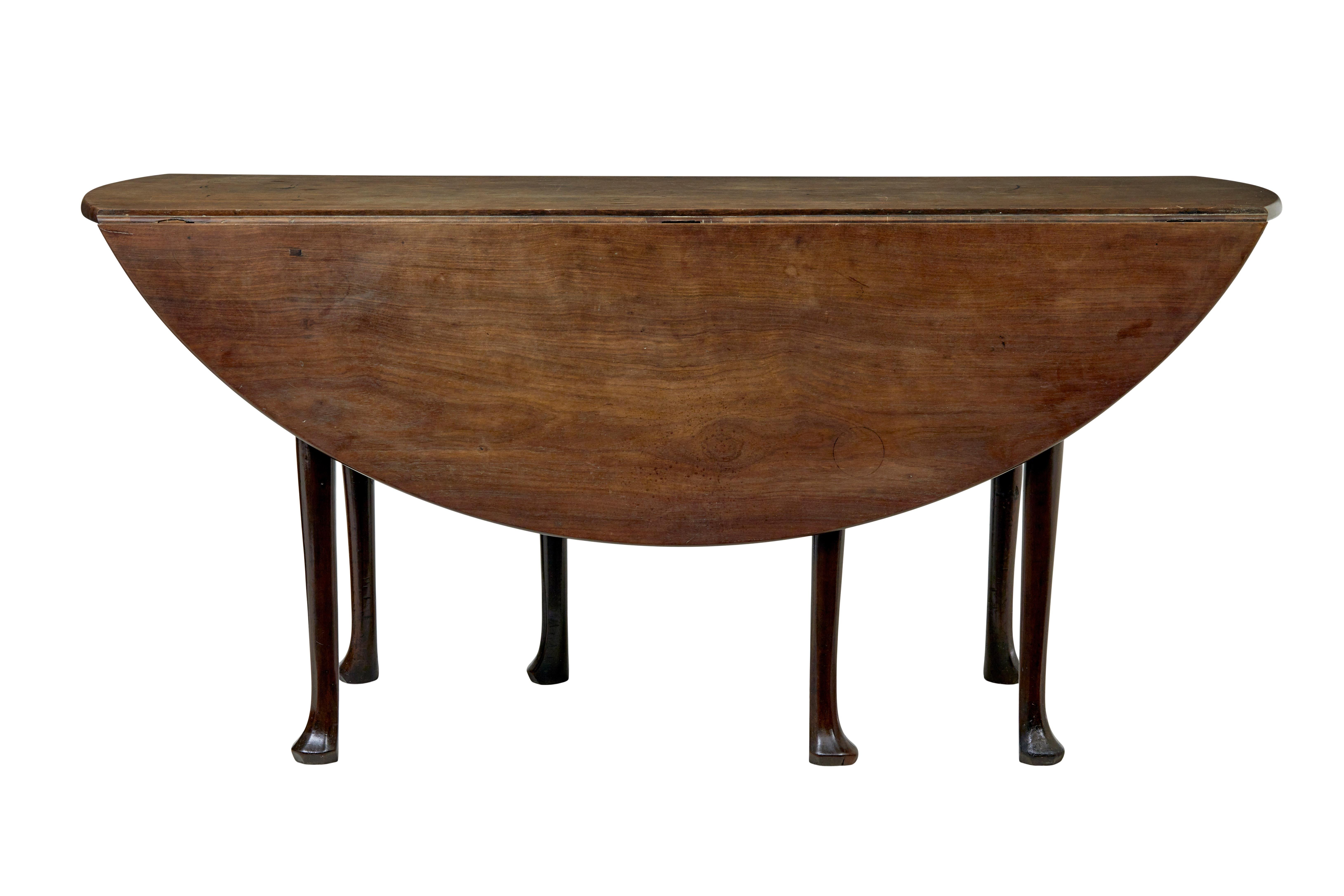 Tavolo da pranzo Chippendale del XVIII secolo con gambe a gattuccio, circa 1760.

Siamo lieti di offrire questo bellissimo tavolo in condizioni quasi originali.

Un tavolo a due ante che si apre per formare un tavolo da pranzo ovale di buone