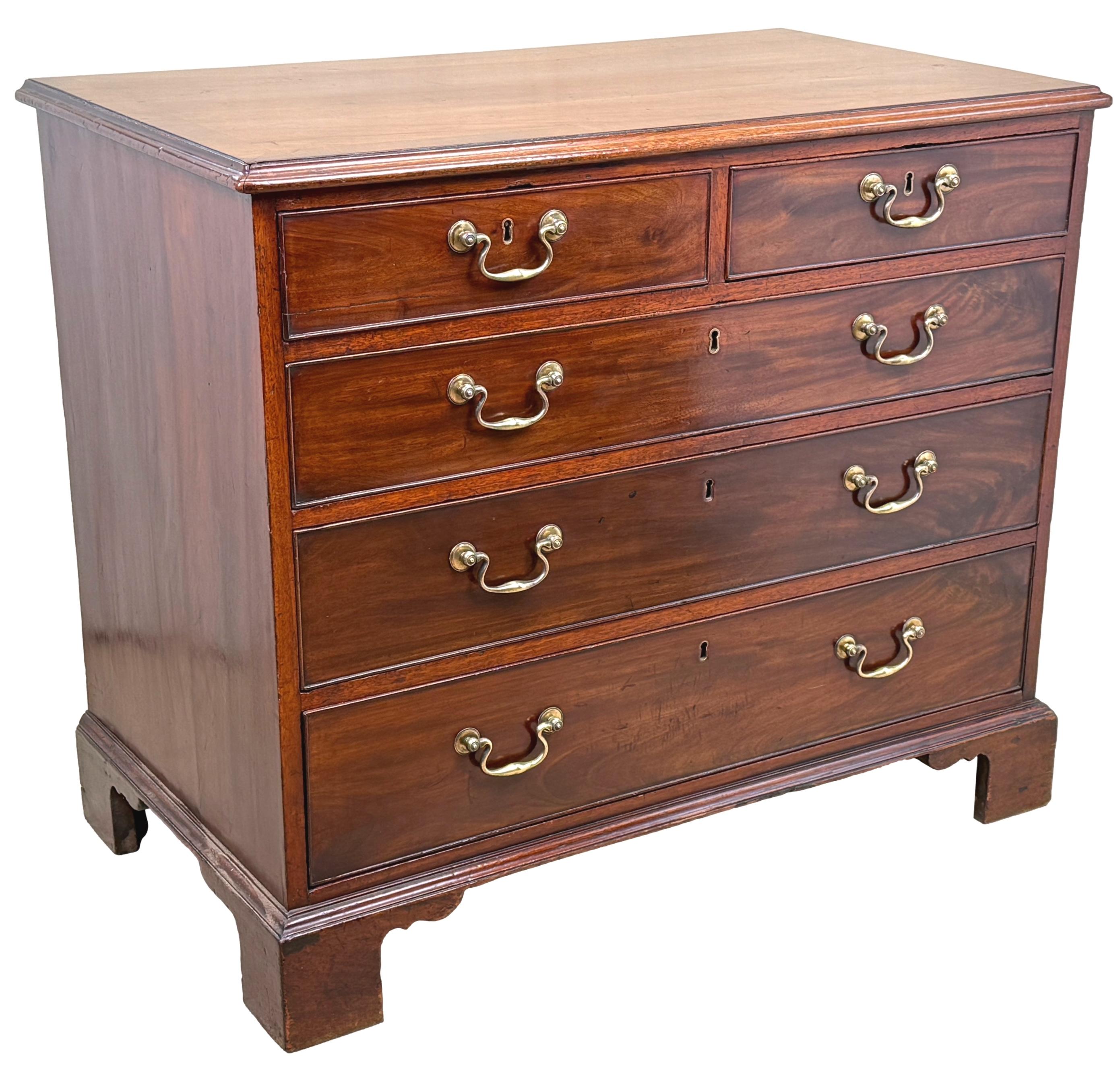 18th Century Chippendale Period Mahogany Chest Of Drawers en venta 4