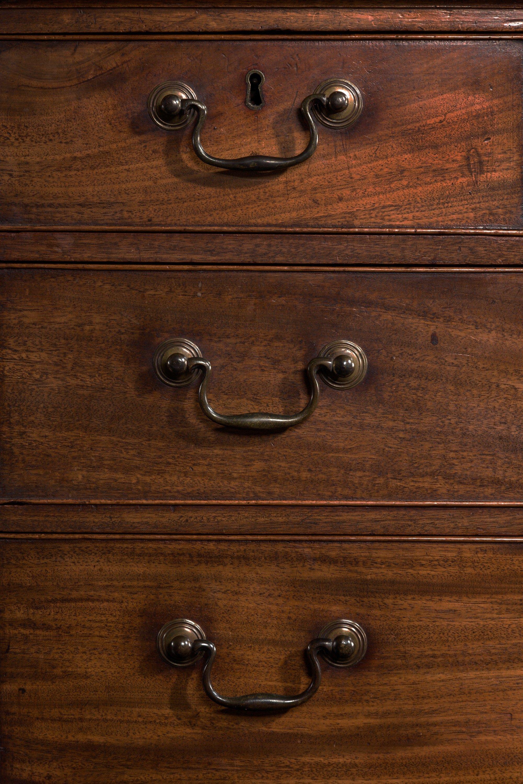 18th Century Chippendale Period Mahogany Chest of Drawers For Sale 1