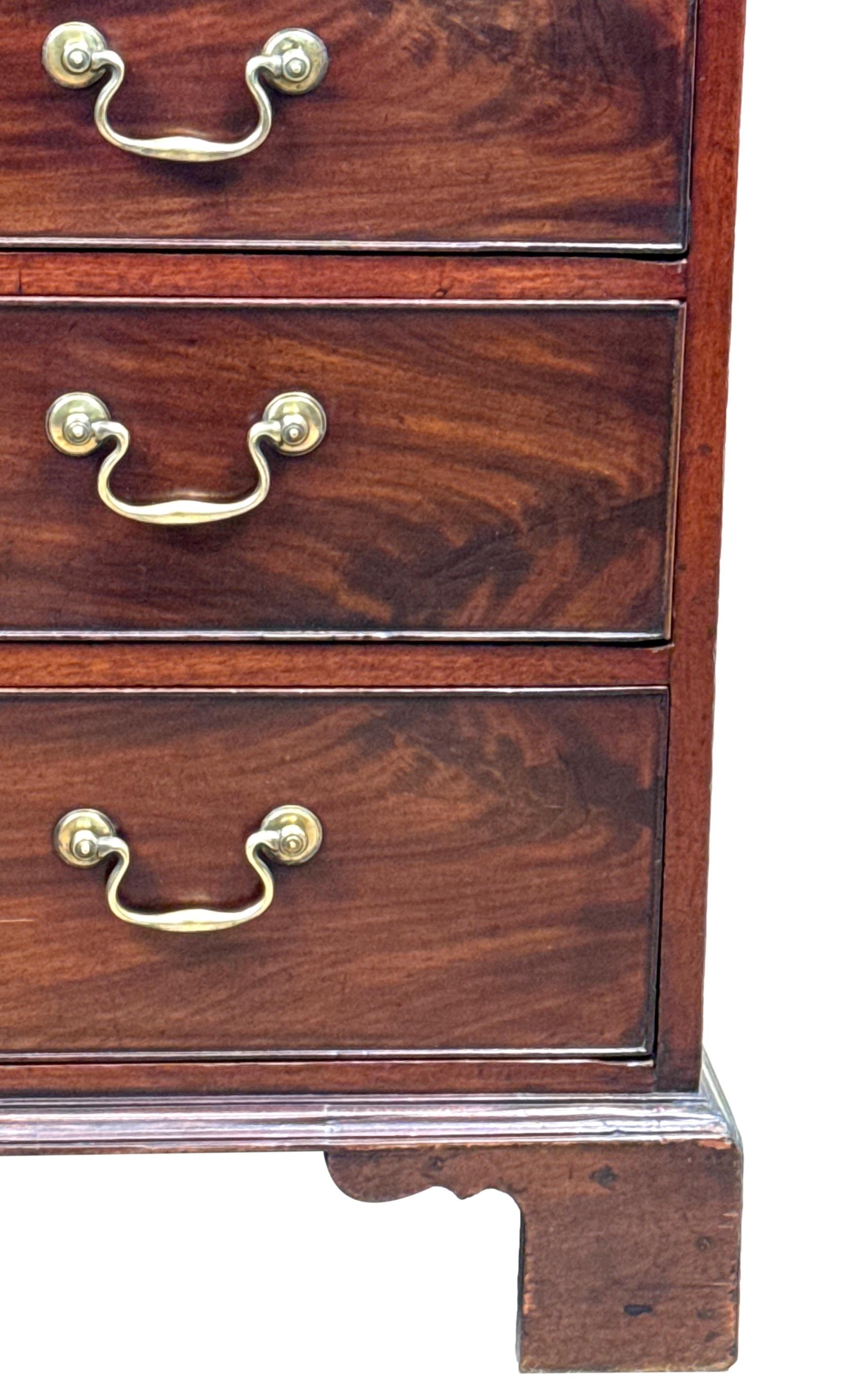 18th Century Chippendale Period Mahogany Chest Of Drawers siglo XVIII en venta