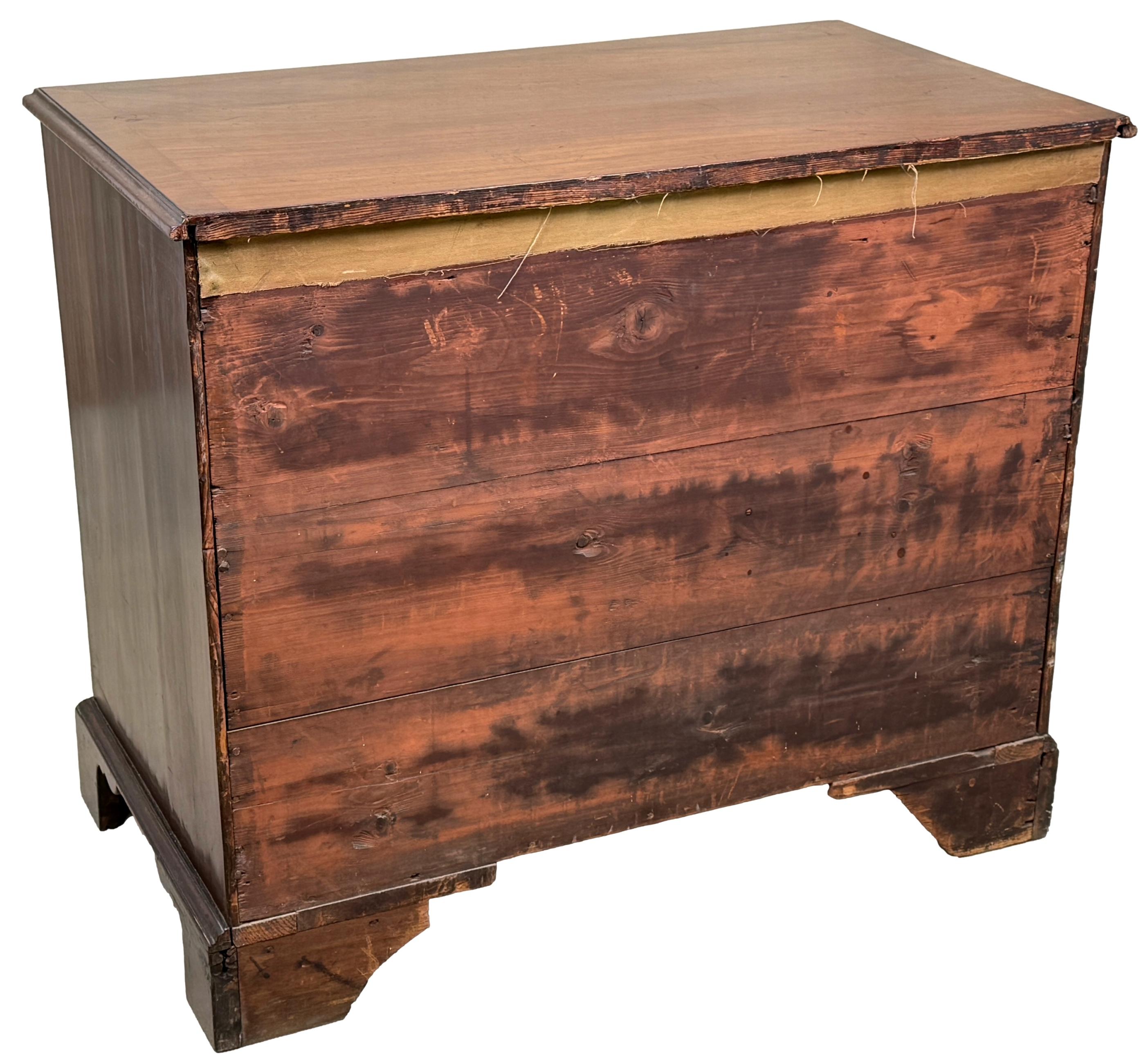 18th Century Chippendale Period Mahogany Chest Of Drawers en venta 2