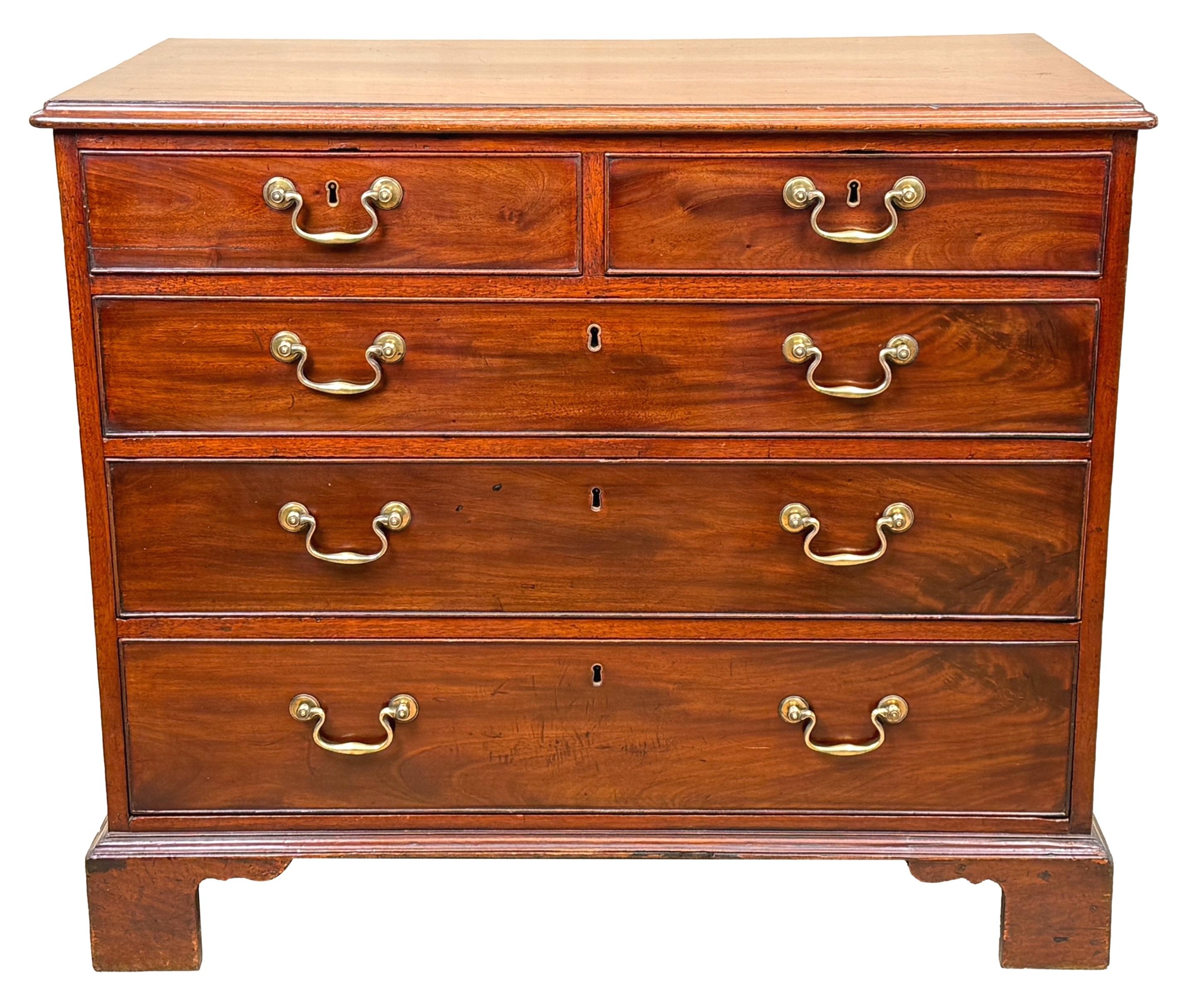 18th Century Chippendale Period Mahogany Chest Of Drawers en venta 3