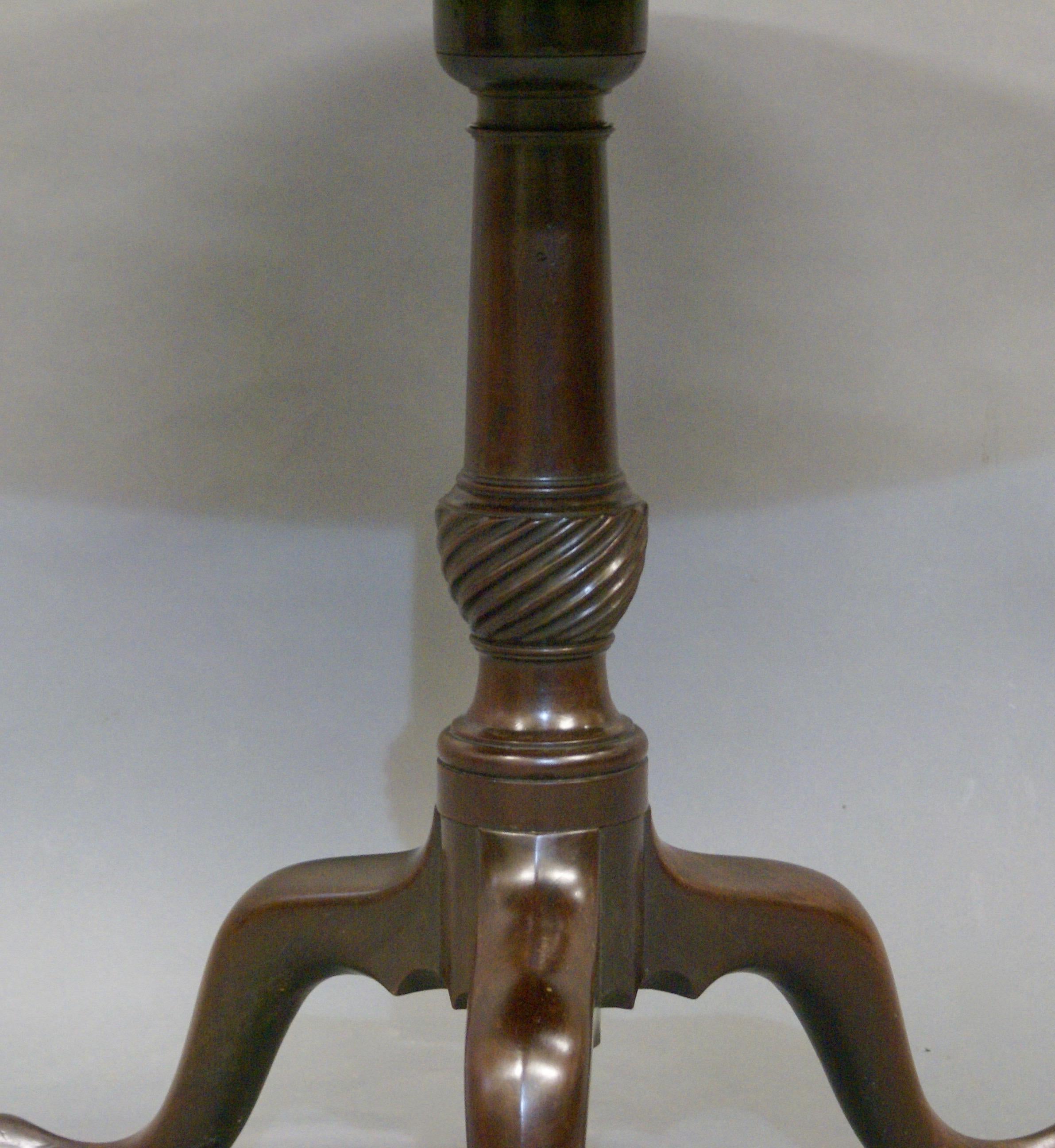 English 18th Century Chippendale Period Mahogany Tripod Table on Cabriole Base For Sale