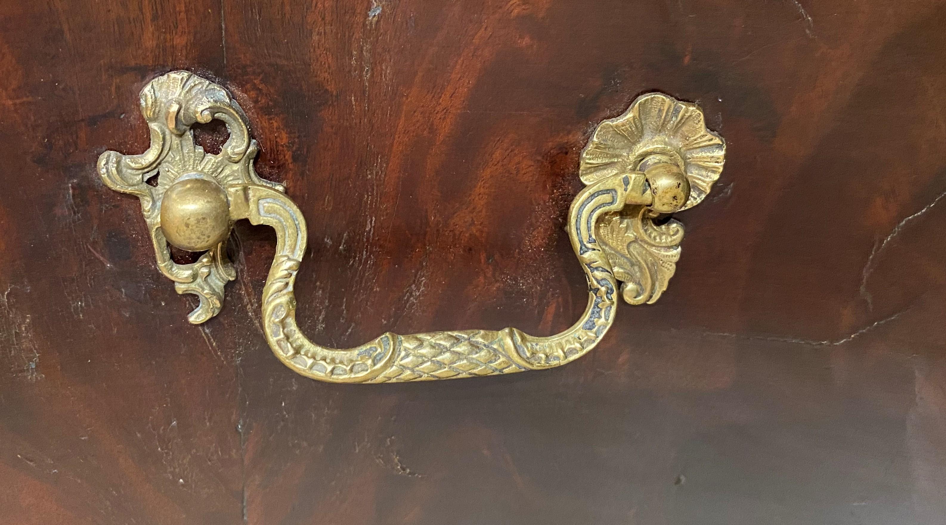 Chippendale Serpentinen-Mahagoni-Kommode mit Schreibschiene aus dem 18. Jahrhundert im Angebot 3