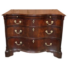 Commode Chippendale du 18me sicle en acajou serpentin avec pingle  crire