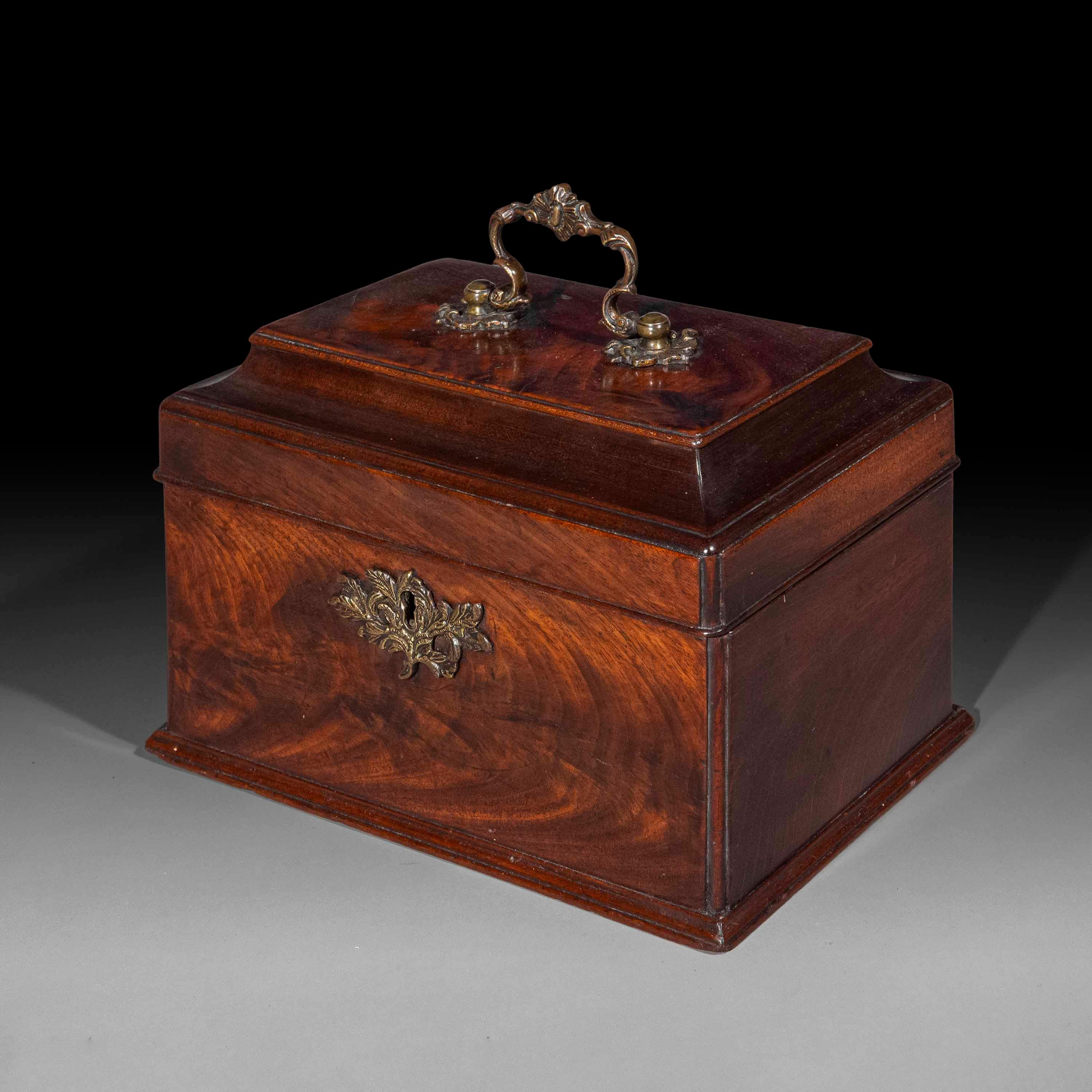 Un modello estremamente raro, altamente desiderabile e ricercato della metà del XVIII secolo di George III Chippendale. Metallo originale d'epoca. 
Inglese, circa 1750.

Perché ci piace
Una maniglia e uno scudo rococò originali e molto decorativi su