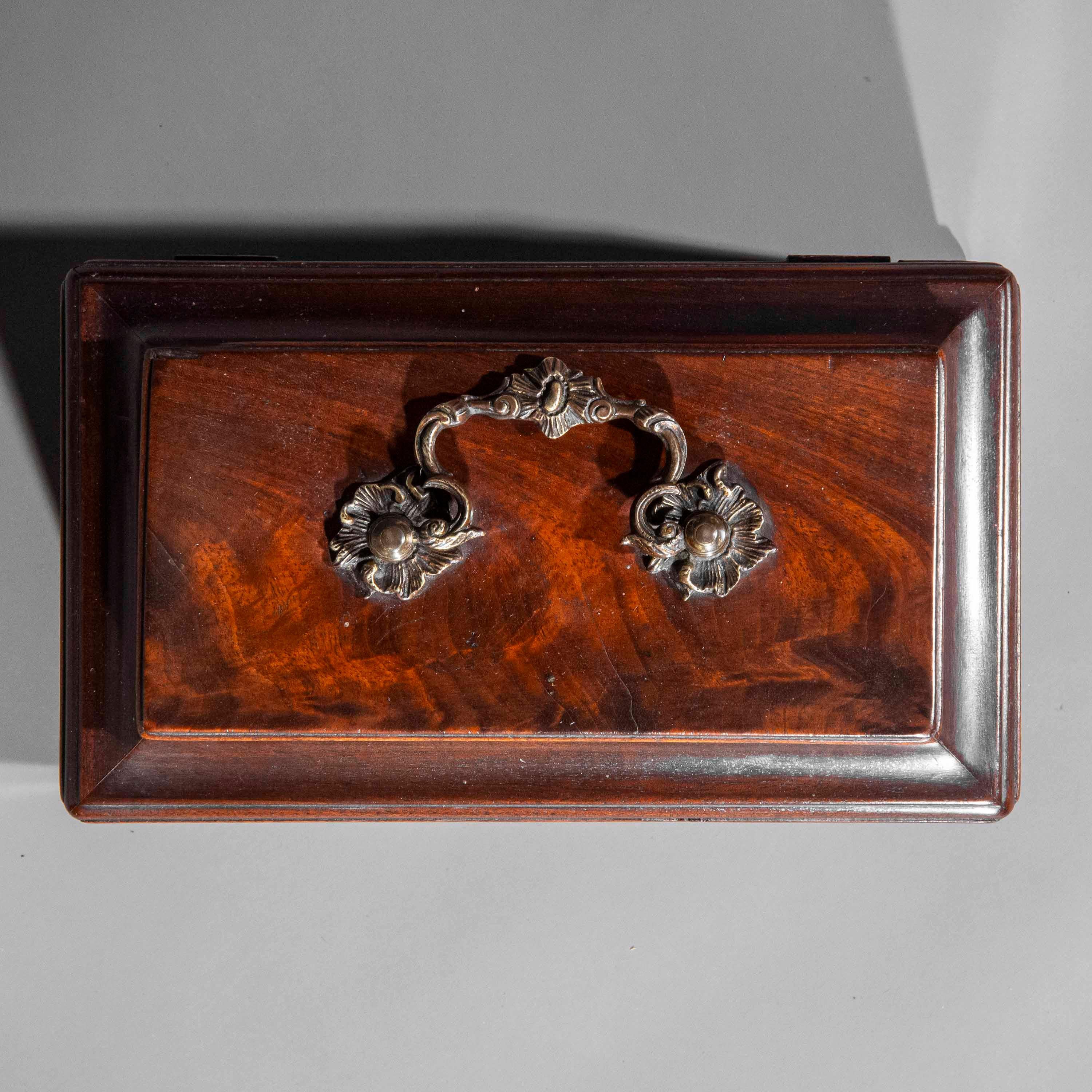 Legno Porta tè Chippendale del XVIII secolo in vendita